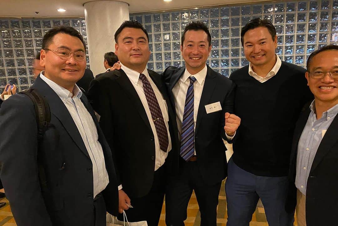 宮下純一さんのインスタグラム写真 - (宮下純一Instagram)「母校筑波大学水泳部５０周年記念式典に参加させていただきました！１７０名を越す同志の仲間が集まり、大盛況のうちに無事終了することができました🏊可愛がっていただいた先輩方と筑波に前乗りして思い出の居酒屋で🏮前夜祭❣️約束20年前にタイムスリップしたかの如く昔のテンションで思い出話に華が咲きました♪本当に筑波に行ってなかったら筑波じゃなかったら今の私はありません😭水泳を通して人生の大切なものを学ばせてもらった水泳部に感謝です！来年はパリオリンピックの選考会もあり現役の選手たちの活躍も本当にありがとう楽しみです❣️#筑波大学水泳部50周年 #筑波大学水泳部競泳 #案山子 #じゃなくて #寅とさくら #泳ぐのではなく #ベンチプレスでブチ上がる」11月26日 14時06分 - junichi1017