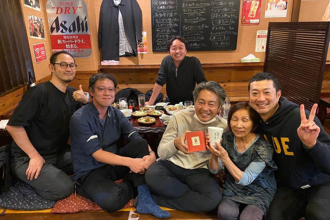 宮下純一さんのインスタグラム写真 - (宮下純一Instagram)「母校筑波大学水泳部５０周年記念式典に参加させていただきました！１７０名を越す同志の仲間が集まり、大盛況のうちに無事終了することができました🏊可愛がっていただいた先輩方と筑波に前乗りして思い出の居酒屋で🏮前夜祭❣️約束20年前にタイムスリップしたかの如く昔のテンションで思い出話に華が咲きました♪本当に筑波に行ってなかったら筑波じゃなかったら今の私はありません😭水泳を通して人生の大切なものを学ばせてもらった水泳部に感謝です！来年はパリオリンピックの選考会もあり現役の選手たちの活躍も本当にありがとう楽しみです❣️#筑波大学水泳部50周年 #筑波大学水泳部競泳 #案山子 #じゃなくて #寅とさくら #泳ぐのではなく #ベンチプレスでブチ上がる」11月26日 14時06分 - junichi1017
