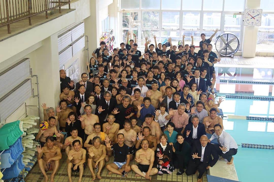 宮下純一さんのインスタグラム写真 - (宮下純一Instagram)「母校筑波大学水泳部５０周年記念式典に参加させていただきました！１７０名を越す同志の仲間が集まり、大盛況のうちに無事終了することができました🏊可愛がっていただいた先輩方と筑波に前乗りして思い出の居酒屋で🏮前夜祭❣️約束20年前にタイムスリップしたかの如く昔のテンションで思い出話に華が咲きました♪本当に筑波に行ってなかったら筑波じゃなかったら今の私はありません😭水泳を通して人生の大切なものを学ばせてもらった水泳部に感謝です！来年はパリオリンピックの選考会もあり現役の選手たちの活躍も本当にありがとう楽しみです❣️#筑波大学水泳部50周年 #筑波大学水泳部競泳 #案山子 #じゃなくて #寅とさくら #泳ぐのではなく #ベンチプレスでブチ上がる」11月26日 14時06分 - junichi1017