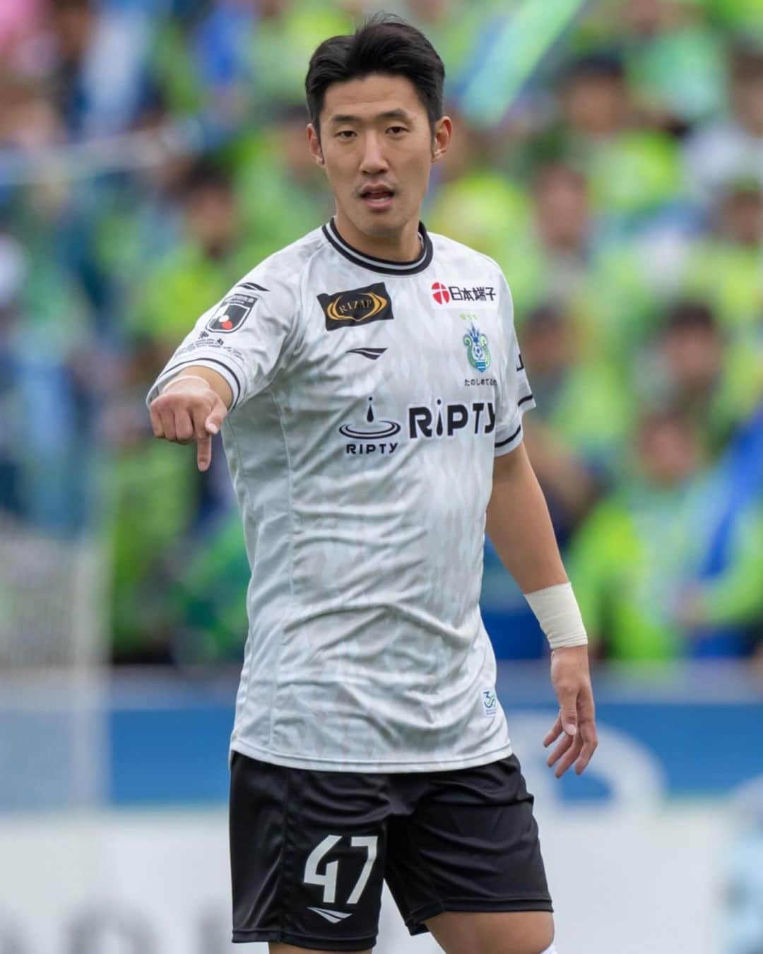 湘南ベルマーレのインスタグラム：「HAPPY  BIRTHDAY MIN TAE 💚💙 本日11月26日はキムミンテ選手の30歳の誕生日㊗️  今シーズン夏に鹿島から加入し素晴らしい活躍を続けています。守備の安定はもちろんのこと、リーダーシップを発揮しチームを引き上げてくれた大きな存在。最終戦も情熱を胸に戦う姿に期待しましょう❤️‍🔥  ミンテ、お誕生日おめでとう🎊 30歳の一年が素晴らしいものとなりますように。  ✅next home game J1第34節 🗓12月3日（日）14:00 🆚#FC東京 🏟レモンS  #湘南 #ベルマーレ #湘南ベルマーレ #bellmare  #たのしめてるか #BELIEVE #roadtothefuture」