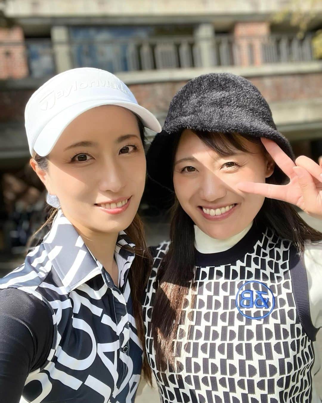 朝風れいのインスタグラム：「🤍🖤🤍🖤🤍  強化合宿の最終日🌱 似たような動画めっちゃ載せちゃった🤣へへ♡  一番良かったのが7つめの動画のドライバー✨ でも、またこの時ほど当たらなくなってるなう🥺 ゴルフって難しいなぁ。。。  ⑧の動画は、ゴマちゃんが撮った、奇跡の瞬間💫 私達にとってはめちゃ奇跡ショットなんだけど、キャディーさんにとっては、いつもの事なんだろうな😳マジで凄い👏🤣笑笑  🤳Thank you @gomachan.dayo 💓  #golf #golfswing  #ゴルフ #ゴルフ女子 #golfwear #ゴルフウェア #1piu1uguale3 #thecypressgolfclub #cypress #ザサイプレスゴルフクラブ #サイプレスゴルフクラブ #サイプレス #hyogo #japan」