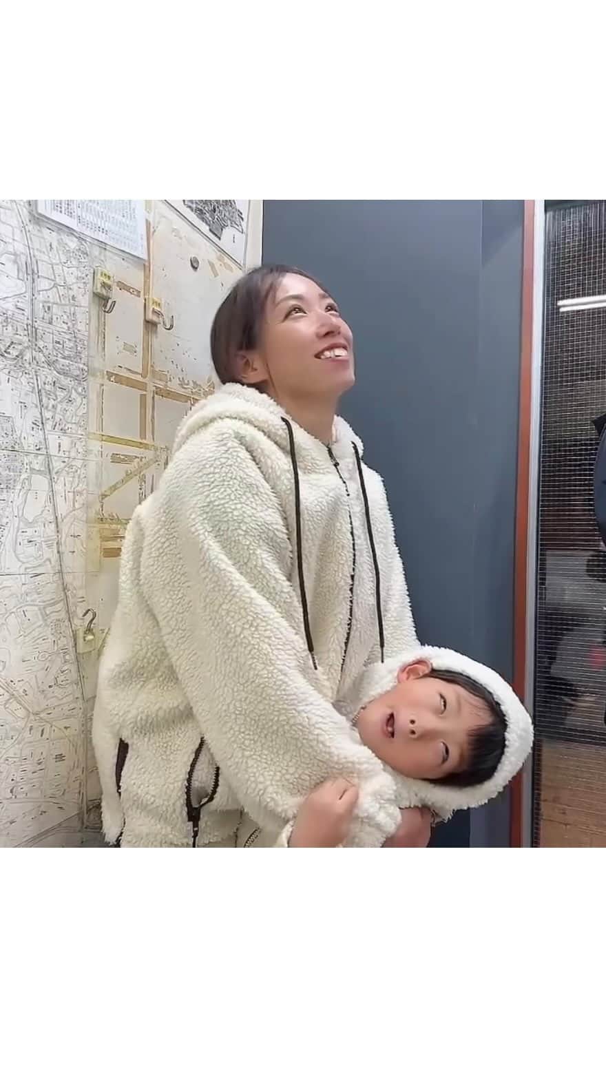 Miho Tanakaのインスタグラム：「お風呂上がりにパジャマにジャンバー羽織ってピザ買いにくるようななんてことのない日常だけど、じーんって幸せだなぁ平和だなぁって感じる。そんな一瞬を大切にしていきたい。　#家族 #シングルマザー #こどものいる暮らし」