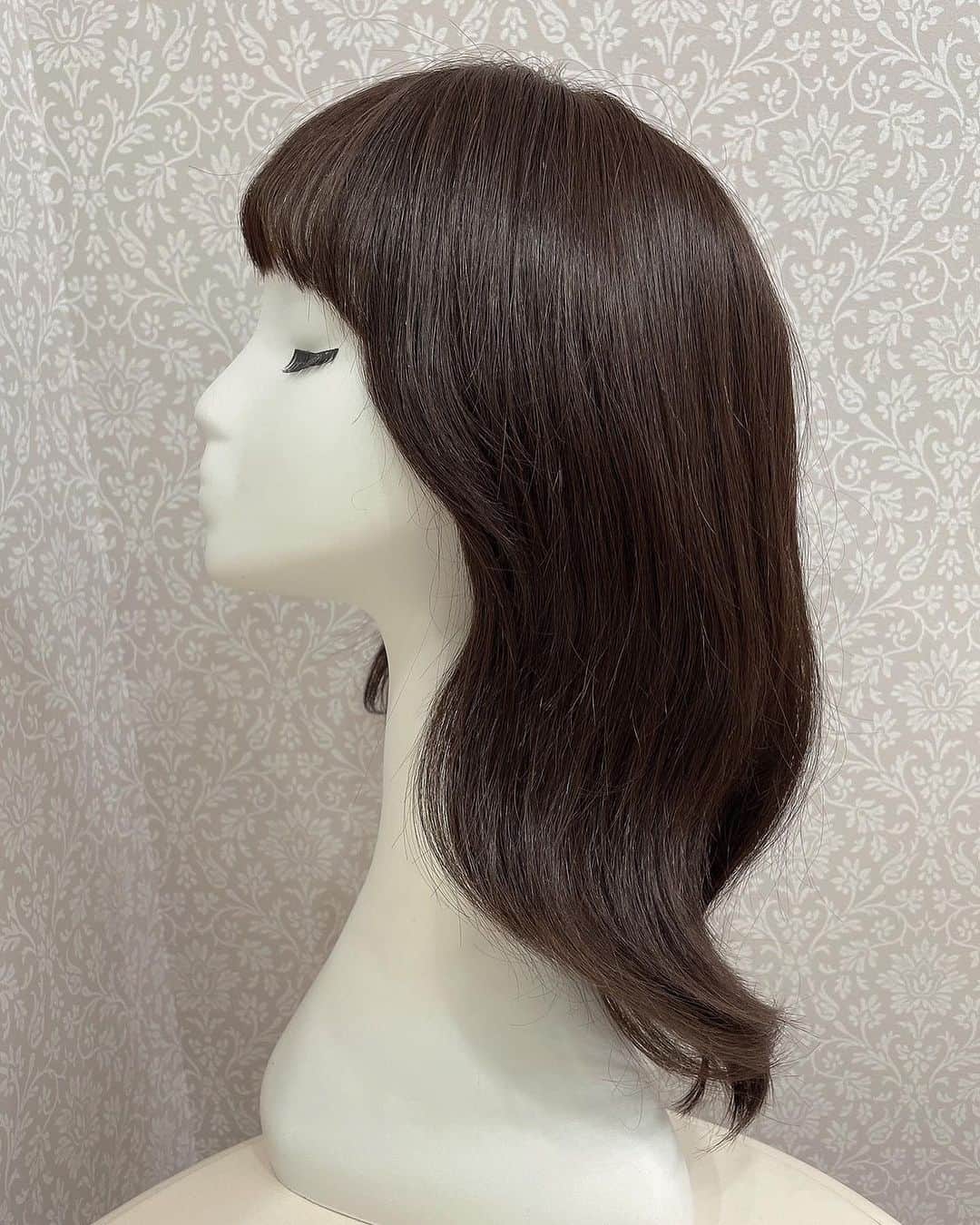 AQUADOLL アクアドールウィッグさんのインスタグラム写真 - (AQUADOLL アクアドールウィッグInstagram)「こんにちは！アクアドール梅田サロン東野です😊 . 本日は梅田サロンオリジナルスタイルのご紹介をさせていただきます💇🏻‍♀️✨💖 . 🫧くびれカールスタイル🫧 ⚪︎pwm00C ⚪︎カラー:CBRM ⚪︎サイズ:M ⚪︎85,800円（税込） . . くびれカールのロングヘアスタイルです✨ 首元がキュッとくびれていて毛先が内巻きになっていて、指でつまんで動きを出しても可愛いです💕  . 是非梅田サロンにお気軽にご来店くださいませ🙇‍♀️ . . . #AQUADOLL#アクアドール#アクアドールヴィーナス#アクアドールウィッグ#医療用ウィッグ#ウィッグ#wig#カツラ#ウィッグ生活#抗がん剤#抗がん剤治療#副作用#乳がん#がん#がん患者#脱毛症#円形脱毛#円形脱毛症#自己免疫疾患#多発性脱毛症#薄毛#抜毛症#帽子#自然なウィッグ#髪型#ウィッグ自然#ロング#ロングスタイル#人毛ミックス#巻き髪」11月26日 14時01分 - aquadollwig