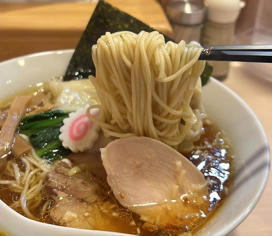 本谷亜紀さんのインスタグラム写真 - (本谷亜紀Instagram)「やっと訪問！！大人気店！  📍中華そばちゃるめ 🚉京急蒲田　糀谷  麹町に本店のある有名ラーメン店、ソラノイログループで腕を磨いた店主が、地元近くの糀谷に開いたラーメン店🍜 ㅤㅤㅤㅤㅤㅤㅤㅤㅤㅤㅤㅤㅤ 地元密着型のお店を目指してるそうで、メニューはスタンダードながら麺、スープ、トッピング全てのレベルが高かった☺️  ここは誰におすすめしても好きになるお店だと思う💡  ㅤㅤㅤㅤㅤㅤㅤㅤㅤㅤㅤㅤㅤ そのあとはサウナのヌーランド🧖‍♀️最近行ったスーパー銭湯で一番好きかも。ちゃるめで食べてからぬーらんどで宴会プランしたい！！ #中華そばちゃるめ　#糀谷　#ヌーランド　#サウナ女子　#ラーメン #らーめん #麺スタグラム #つけ麺 #ランチ #中華そば #🍜　#ラーメン女子」11月26日 14時01分 - akichi0518_ramen