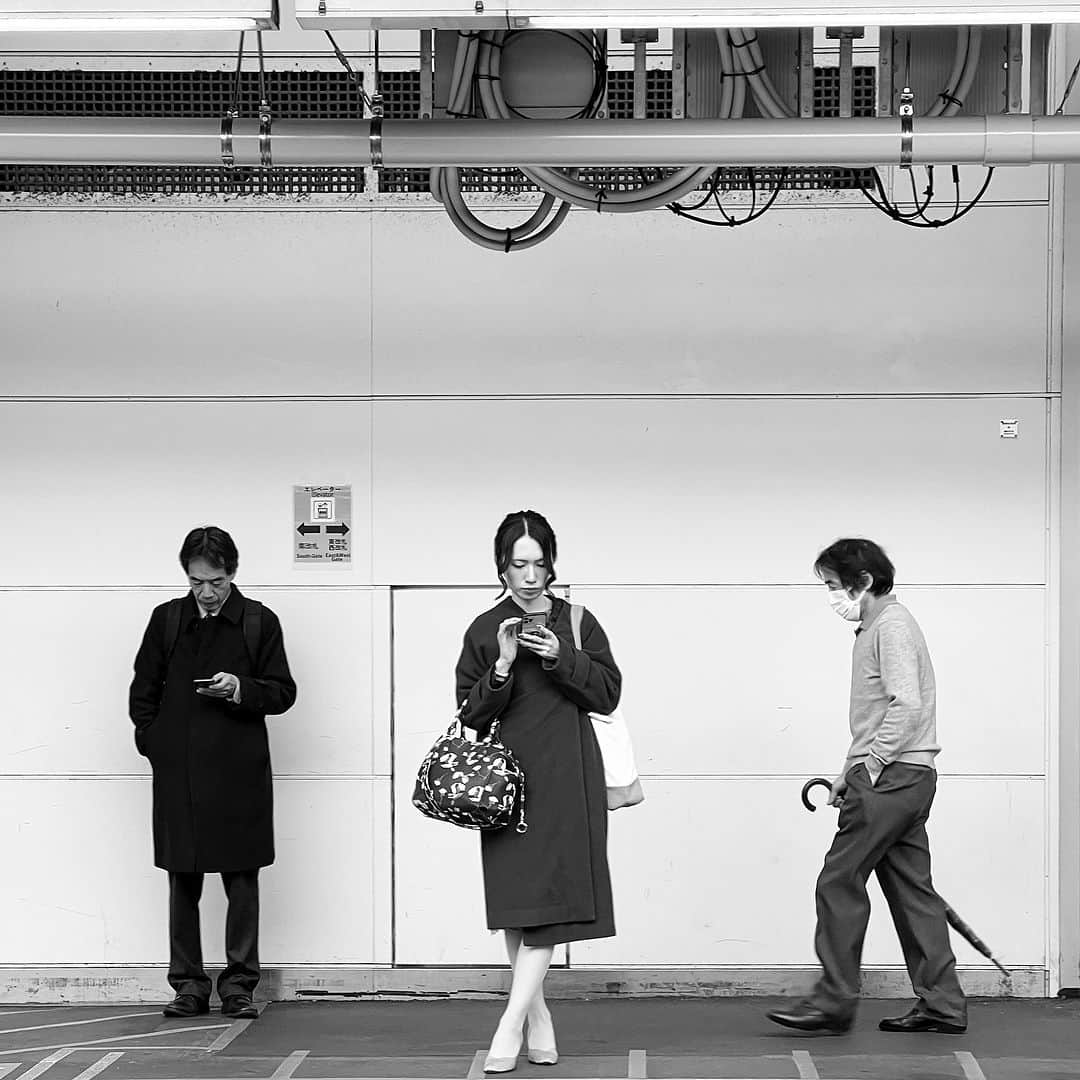 naotakeのインスタグラム：「#パトドロワ - #pasdetrois / iPhone 13 Pro & Lightroom, 20231127 . . ボランティアの集まりの後は、仲間とお昼。楽しい時間を過ごす。 . . #spicollective #streetphotographyinternational #royalsnappingartists #infamous_family #rsa_main #infinity_photo_cult #jp_gallery_member #jp_gallery_bnw #team_jp_モノクロ #ig_nihon #streetphotographybnw #igersjp #ig_streetclub #bnw_greatshots #bnw_artstyle #bnwsouls #wp_bnw #bnw_igers_ #pr0ject_bnw #igers_bnw #bnw_splendid #storyofthestreet #japancityblues #shadowspoetry #ShotOniPhone #iosphotograph #写真好きな人と繋がりたい」
