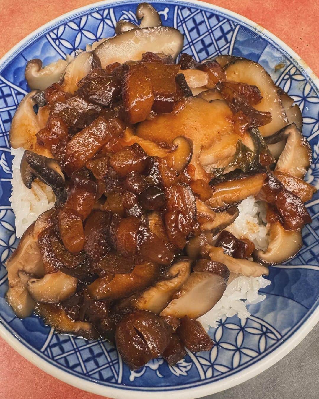 ライナ・ホワンさんのインスタグラム写真 - (ライナ・ホワンInstagram)「I get so passionate about Taiwan 🇹🇼 and I’m so happy I’m meeting up with so many people here 🥹 got to show @foodwithmichel my favorite spot for braised pork rice at “Wang’s Broth” (Michelin Rated)   A small bowl of a simple braised pork rice is only 35 NTD ($1.20 USD) but what they’re known for is they put mushrooms in the bowl and sells for 75 NTD ($2.50 USD)   The meat absolutely melts in your mouth for the perfect succulent bite of meat sauce with rice 🤤🤤🤤🤤 I think about this spot every time I’m craving braised pork rice   10/10 must try if you ever visit Taiwan 🇹🇼 Bookmark this for your next visit 🥰 they open early 9:30AM but they are also located at “Hua Xi” Night Market so come at night if you’d like to experience the other night market vendors as well ✨ @wangs_broth」11月26日 14時07分 - rainaiscrazy