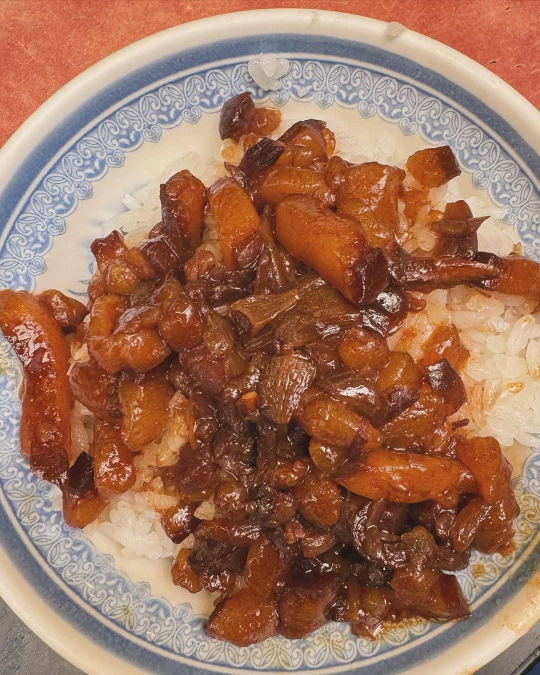 ライナ・ホワンさんのインスタグラム写真 - (ライナ・ホワンInstagram)「I get so passionate about Taiwan 🇹🇼 and I’m so happy I’m meeting up with so many people here 🥹 got to show @foodwithmichel my favorite spot for braised pork rice at “Wang’s Broth” (Michelin Rated)   A small bowl of a simple braised pork rice is only 35 NTD ($1.20 USD) but what they’re known for is they put mushrooms in the bowl and sells for 75 NTD ($2.50 USD)   The meat absolutely melts in your mouth for the perfect succulent bite of meat sauce with rice 🤤🤤🤤🤤 I think about this spot every time I’m craving braised pork rice   10/10 must try if you ever visit Taiwan 🇹🇼 Bookmark this for your next visit 🥰 they open early 9:30AM but they are also located at “Hua Xi” Night Market so come at night if you’d like to experience the other night market vendors as well ✨ @wangs_broth」11月26日 14時07分 - rainaiscrazy