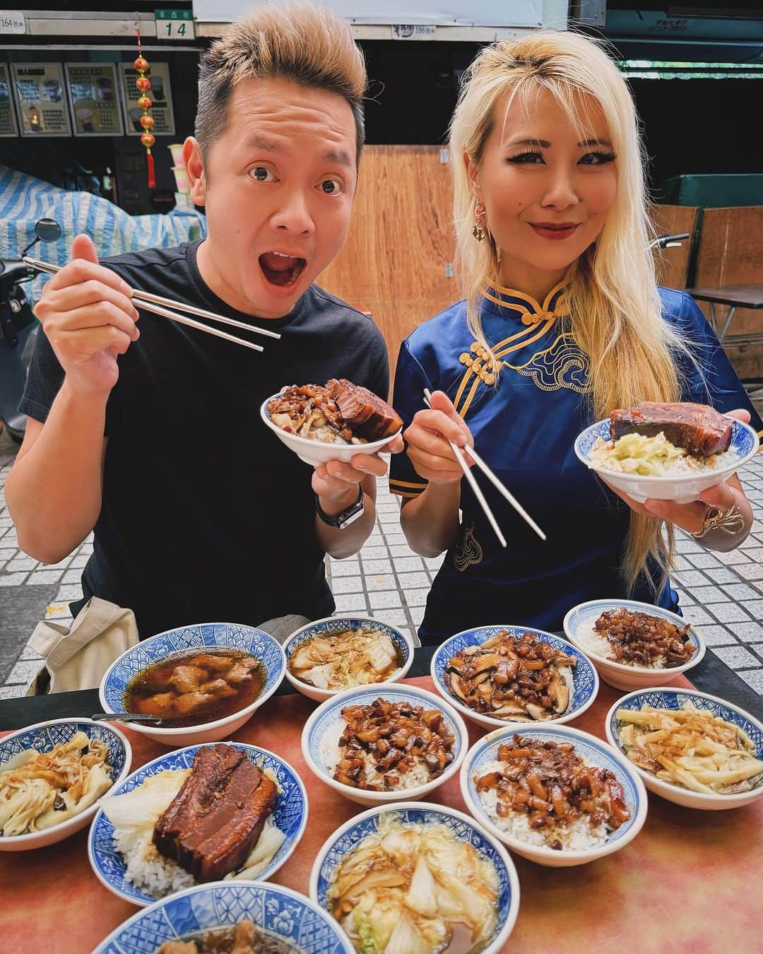 ライナ・ホワンのインスタグラム：「I get so passionate about Taiwan 🇹🇼 and I’m so happy I’m meeting up with so many people here 🥹 got to show @foodwithmichel my favorite spot for braised pork rice at “Wang’s Broth” (Michelin Rated)   A small bowl of a simple braised pork rice is only 35 NTD ($1.20 USD) but what they’re known for is they put mushrooms in the bowl and sells for 75 NTD ($2.50 USD)   The meat absolutely melts in your mouth for the perfect succulent bite of meat sauce with rice 🤤🤤🤤🤤 I think about this spot every time I’m craving braised pork rice   10/10 must try if you ever visit Taiwan 🇹🇼 Bookmark this for your next visit 🥰 they open early 9:30AM but they are also located at “Hua Xi” Night Market so come at night if you’d like to experience the other night market vendors as well ✨ @wangs_broth」