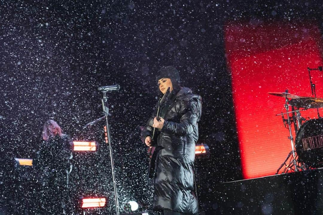 デミ・ロヴァートさんのインスタグラム写真 - (デミ・ロヴァートInstagram)「Last night I performed for an incredibly dedicated crowd in a snow storm in Ischgl, Austria. My fans stood outside in the 15 degree (Fahrenheit) weather from 8am until after my show (I went on at 6 pm). I would say I can’t believe it but I absolutely can because my fans are so unbelievably loyal. I kept warm last night on stage by the warmth that filled my heart watching my Lovatics. Thank you so much for braving the storm with me. I am so grateful for you all. I love you.」11月26日 14時13分 - ddlovato