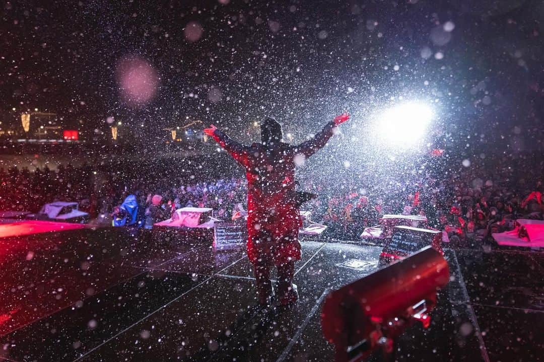 デミ・ロヴァートのインスタグラム：「Last night I performed for an incredibly dedicated crowd in a snow storm in Ischgl, Austria. My fans stood outside in the 15 degree (Fahrenheit) weather from 8am until after my show (I went on at 6 pm). I would say I can’t believe it but I absolutely can because my fans are so unbelievably loyal. I kept warm last night on stage by the warmth that filled my heart watching my Lovatics. Thank you so much for braving the storm with me. I am so grateful for you all. I love you.」