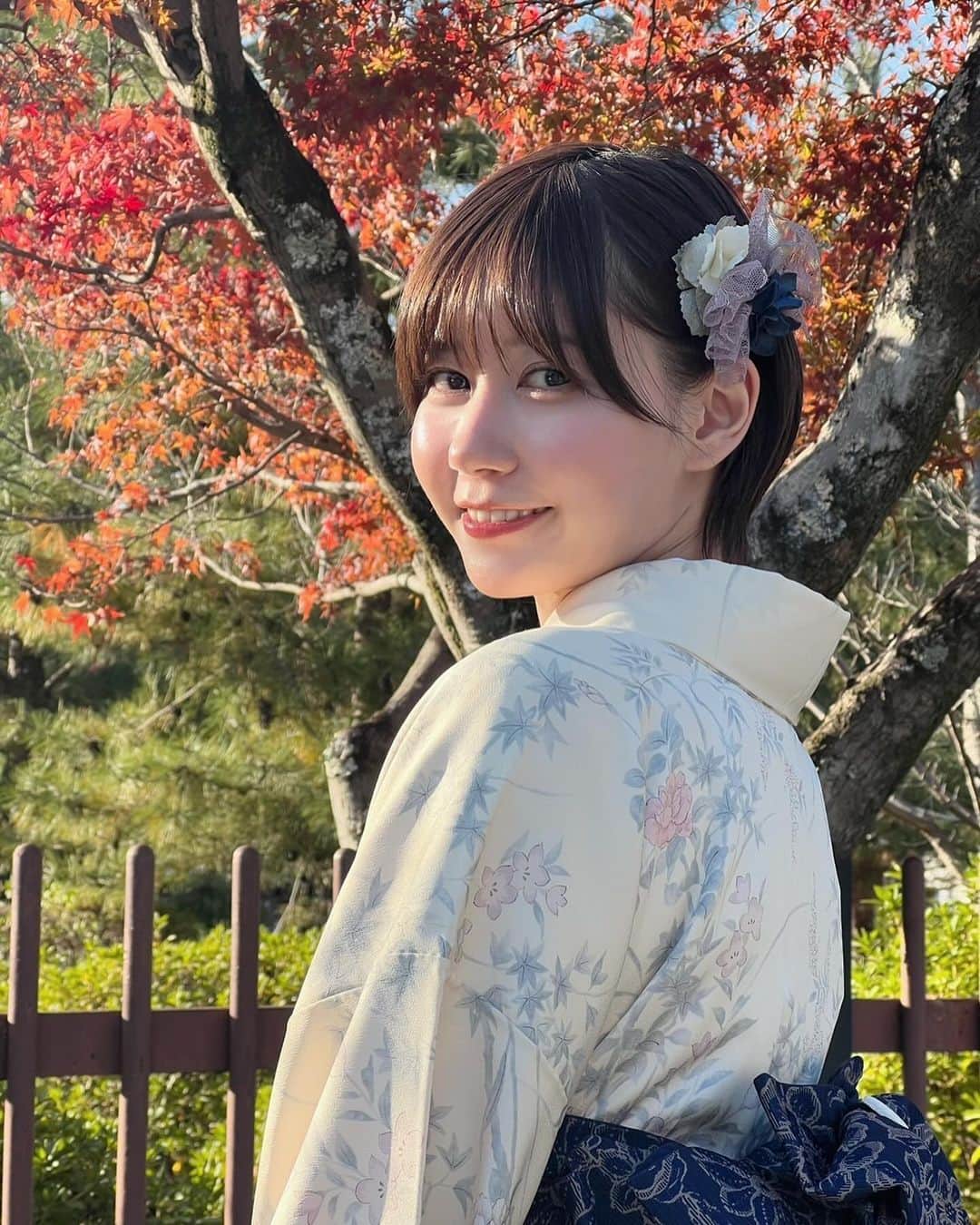 ゆきりぬのインスタグラム：「動画はもう見てくれたかな🎥？？ 京都でお着物着てたくさんお散歩したよ🍁 高校生の家族旅行ぶりに金閣寺を見た！笑 嵐山に初めて行ったんだけど人が多すぎてびっくり💦💦」