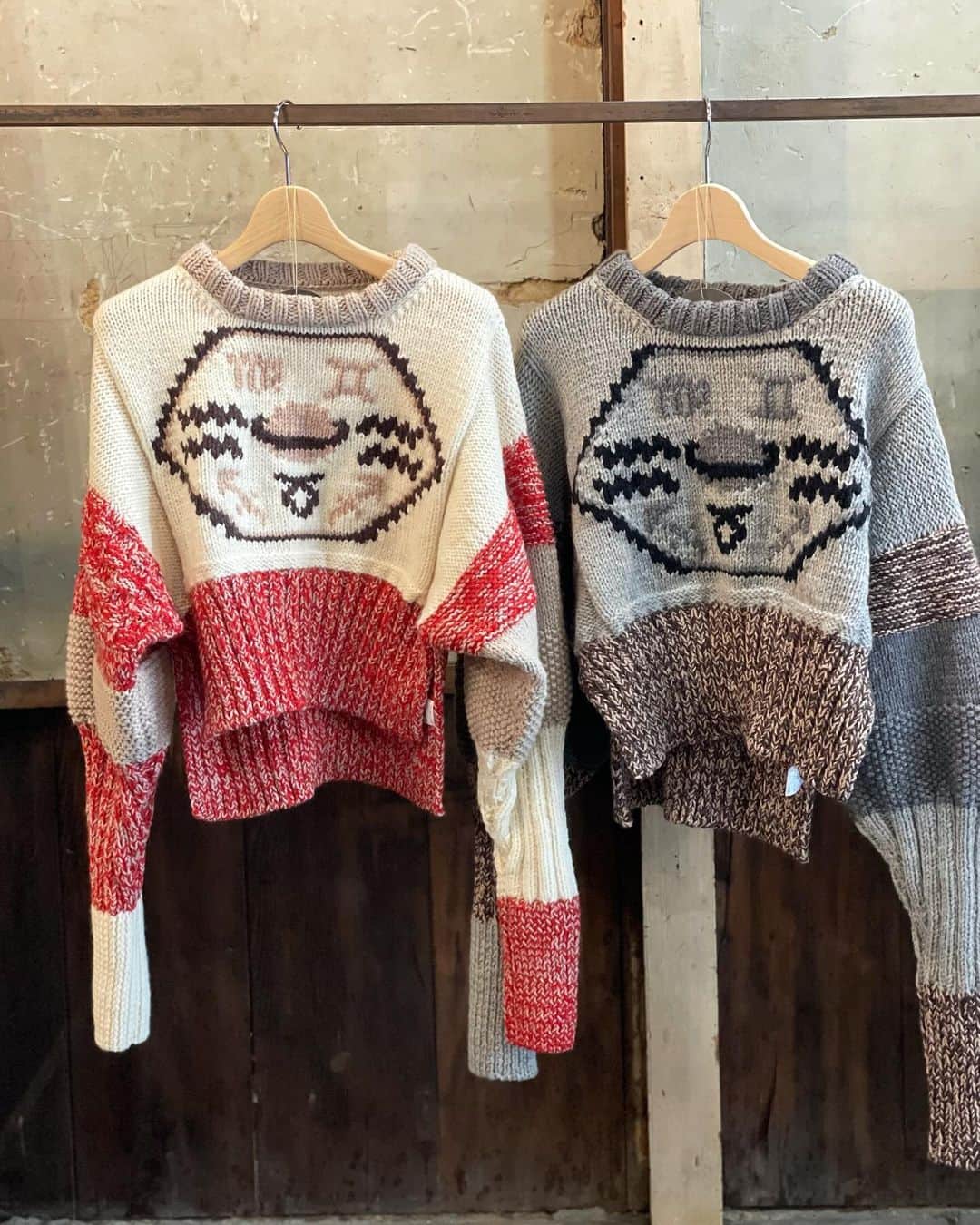 PERKのインスタグラム：「@moi___official ” Capricorn Hand Knit”  Now in store!!  ＜手編みアイテム＞ 土星の周りに星座のデザインの施されたドルマンスリーブのプルオーバーニット。  たっぷり用尺の割にソフトでとても軽量です。 ダブルの襟や両袖やバックスタイルのケーブル編みもアシンメトリーでMOIらしい面白い表情がたくさん詰め込まれた今期代表的なニットです。  カラーによって雰囲気が異なる配色です。  こちらご好評につき各色ラスト1点ずつとなっております」