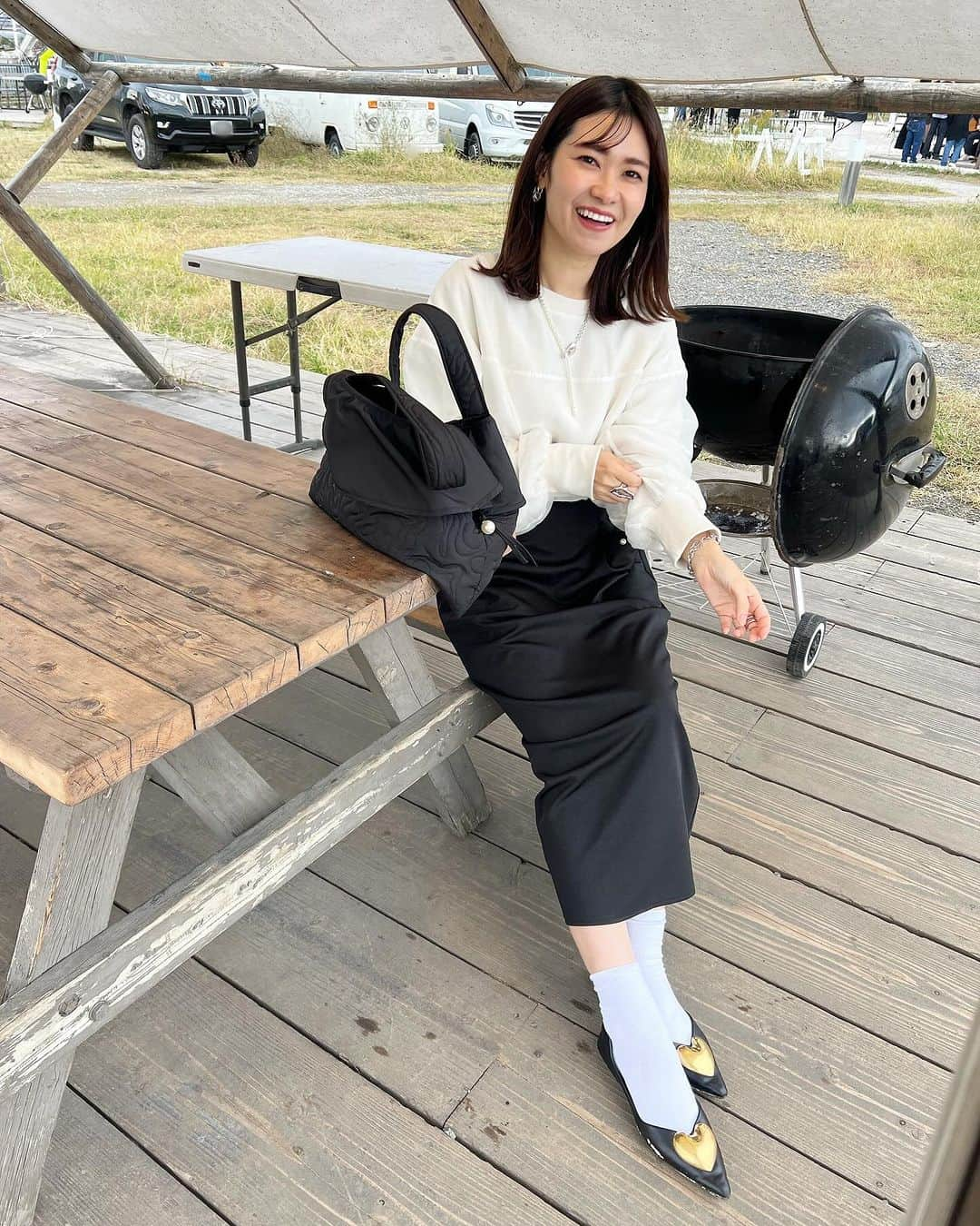 吉田奈央さんのインスタグラム写真 - (吉田奈央Instagram)「いい夫婦の日ネタの時のコーデ🫰  この日はBBQ🍖  トップスはシアーのデザインが可愛くて お気に入り🤍  @bonjoursagan   こういう一癖すきだわ♡  カジュアルにもきれいめにも合うので着回しにも🫡  #bonjoursagan#bs_style #ボンサガ#モノトーンコーデ」11月26日 14時16分 - nao70818