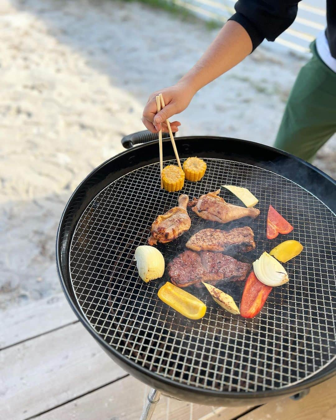 吉田奈央さんのインスタグラム写真 - (吉田奈央Instagram)「いい夫婦の日ネタの時のコーデ🫰  この日はBBQ🍖  トップスはシアーのデザインが可愛くて お気に入り🤍  @bonjoursagan   こういう一癖すきだわ♡  カジュアルにもきれいめにも合うので着回しにも🫡  #bonjoursagan#bs_style #ボンサガ#モノトーンコーデ」11月26日 14時16分 - nao70818