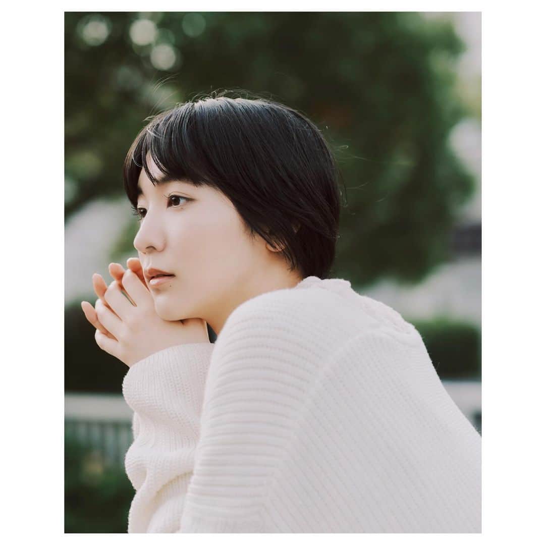 小貫莉奈のインスタグラム：「最近、充電の減りが早すぎて悩んでたからなのか、 100%が1000%に見えて、ついに壊れたか！？ってなった朝でした🫡 寒さのせいですね⛄  photo: @satoruakiba_   #portrait #photograph #Japan #photography #ポートレート #makeup #shooting」
