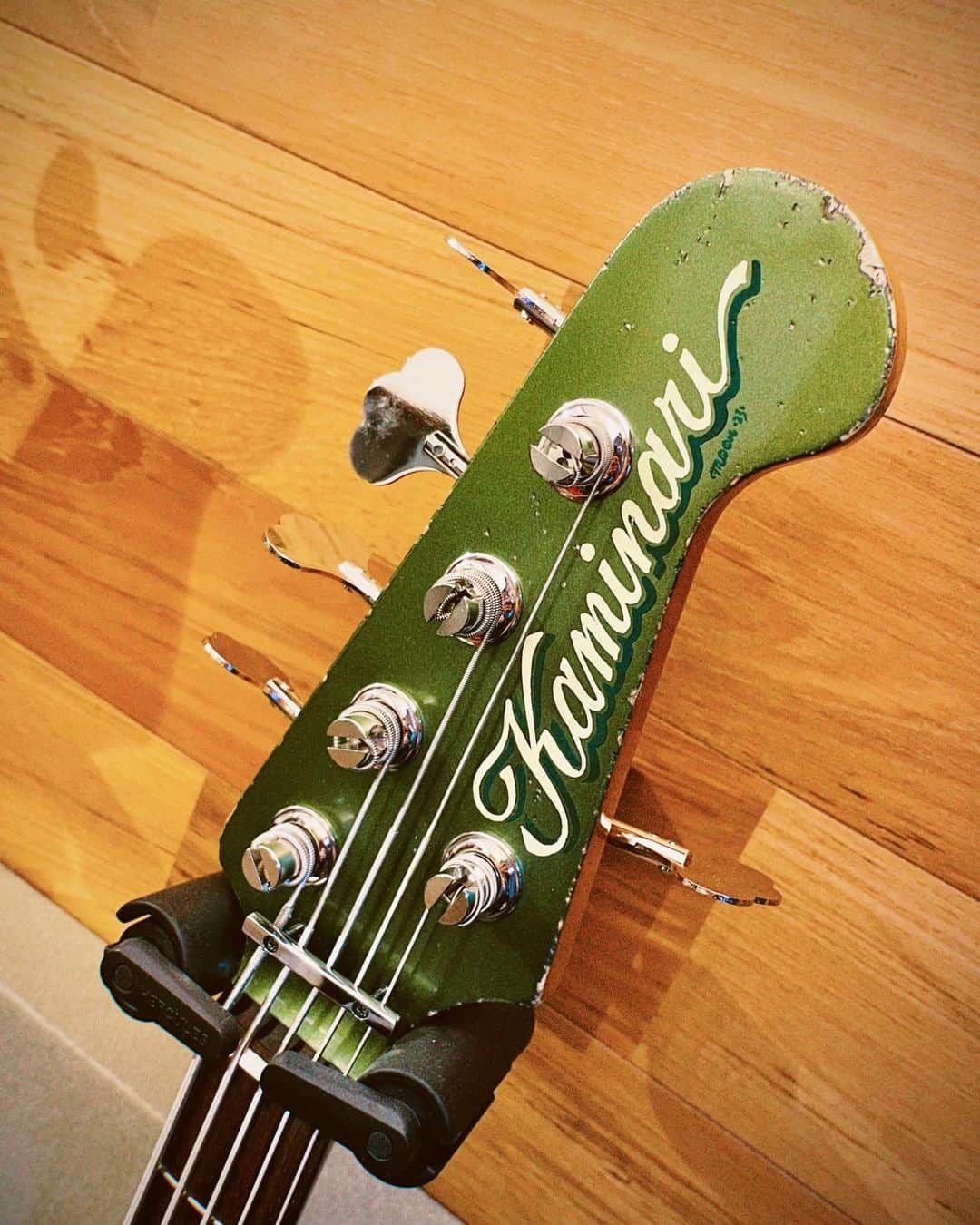 須藤優さんのインスタグラム写真 - (須藤優Instagram)「NEW BASS！！！ KAMINARI GUITARS YARDBIRD 5-strings YU-SUTO MODEL Color：Forest Green  神鳴さんに新しいベースを作っていただきました 昔のアメ車のようなカラーリングもレリック具合も最高  そしてそして ノンリバースサンダーバードの5弦としてはおそらく世界初となるこのベース、 12/24より受注生産を開始します  音に関しては俺がレコーディングしたほとんどの曲は神鳴のベースなんで、過去作品を聴いてみて下さい あ、Sunflower color(黄色)の個体は横浜中華街の神鳴に置いてあります 問い合わせはkaminariyokohama2016@gmail.comまで  このベースと共に更なるグッドミュージックを目指し頑張ります⚡️⚡️」11月26日 14時17分 - u_suto_