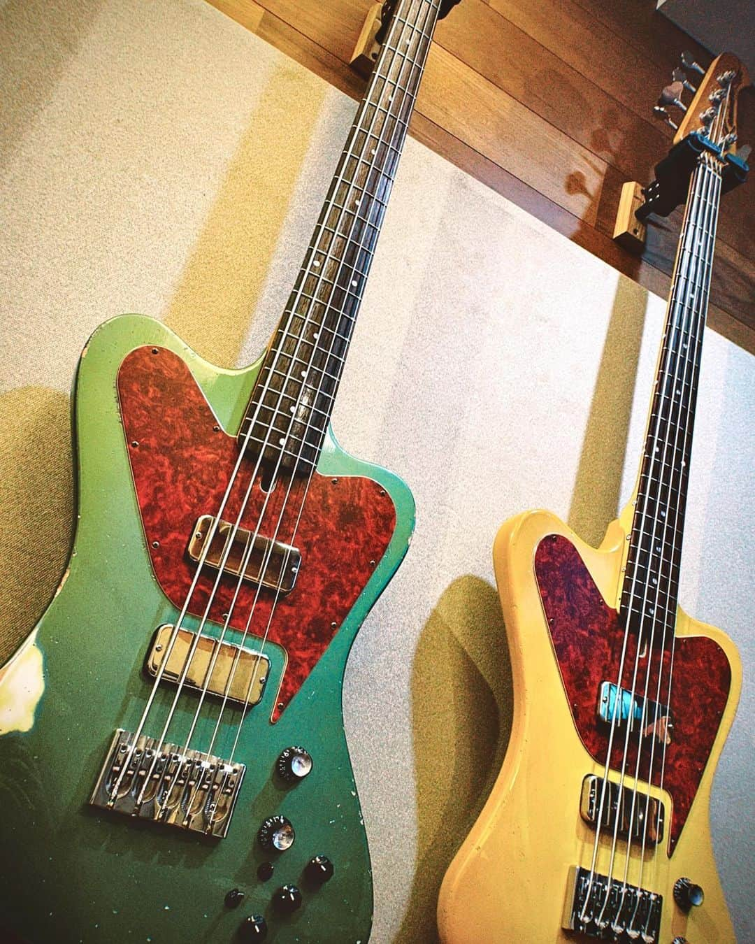 須藤優さんのインスタグラム写真 - (須藤優Instagram)「NEW BASS！！！ KAMINARI GUITARS YARDBIRD 5-strings YU-SUTO MODEL Color：Forest Green  神鳴さんに新しいベースを作っていただきました 昔のアメ車のようなカラーリングもレリック具合も最高  そしてそして ノンリバースサンダーバードの5弦としてはおそらく世界初となるこのベース、 12/24より受注生産を開始します  音に関しては俺がレコーディングしたほとんどの曲は神鳴のベースなんで、過去作品を聴いてみて下さい あ、Sunflower color(黄色)の個体は横浜中華街の神鳴に置いてあります 問い合わせはkaminariyokohama2016@gmail.comまで  このベースと共に更なるグッドミュージックを目指し頑張ります⚡️⚡️」11月26日 14時17分 - u_suto_