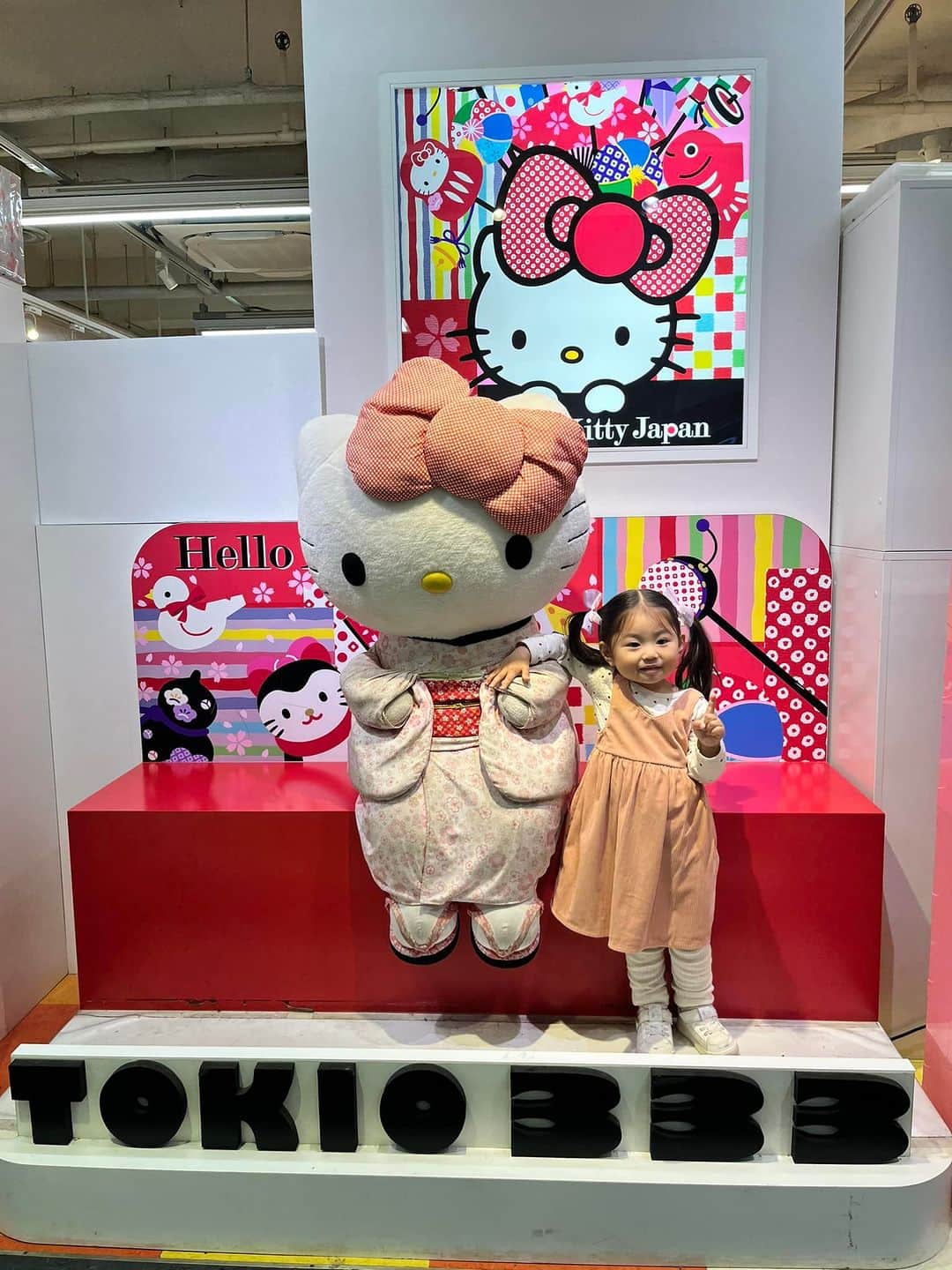 泉水いづみさんのインスタグラム写真 - (泉水いづみInstagram)「仲良しの #あべ由紀子 ちゃんの故郷 #大分県 の #地獄蒸し祭り が行われている #東京タワーへ🗼  あべちゃんは歌のステージとカラオケ大会の司会にと引っ張りだこです🎵  いつも茨城のお祭りばかりなので、他県のお祭りは新鮮で楽しかった❣️ 刺激になりました🥰  カラオケ大会にも飛び入り参加をし、 水ダウのおぼんこぼんの話からの 『けんかをやめて』を歌いました😂 人前で初めて歌ったー（笑）  茨城と大分の地域間交流したい！と声を大にして言ってきましたよ😊  かぼすハイボール美味でした🍻  ねばねば音頭を知る茨城県人にも会えたし、良きご縁が繋がりました🥰  　 さくらちゃん、初めての東京タワー🗼🌸 ガラスの床がお気に召したようで、何度も何度も渡ってました✨ パパは見てるだけー😆 　 　 CLAMP作品の「東京BABYLON」と「 X-エックス-」のスタンプラリーとビジュアルアート展がやってたー😆😆😆 学生時代どハマりしていたので、めちゃ懐かしかったー💕 チラっとしか見れなかったけど、テンション上がりました🥰 分かる方だけで結構です☺️」11月26日 14時32分 - izumidumi