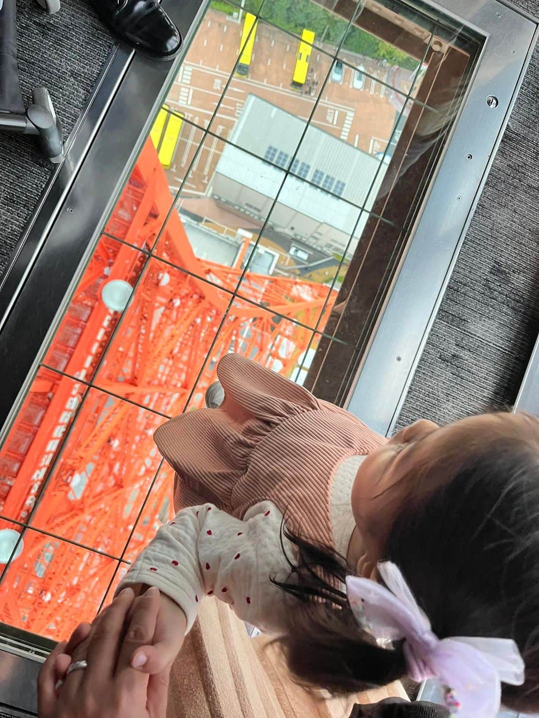 泉水いづみさんのインスタグラム写真 - (泉水いづみInstagram)「仲良しの #あべ由紀子 ちゃんの故郷 #大分県 の #地獄蒸し祭り が行われている #東京タワーへ🗼  あべちゃんは歌のステージとカラオケ大会の司会にと引っ張りだこです🎵  いつも茨城のお祭りばかりなので、他県のお祭りは新鮮で楽しかった❣️ 刺激になりました🥰  カラオケ大会にも飛び入り参加をし、 水ダウのおぼんこぼんの話からの 『けんかをやめて』を歌いました😂 人前で初めて歌ったー（笑）  茨城と大分の地域間交流したい！と声を大にして言ってきましたよ😊  かぼすハイボール美味でした🍻  ねばねば音頭を知る茨城県人にも会えたし、良きご縁が繋がりました🥰  　 さくらちゃん、初めての東京タワー🗼🌸 ガラスの床がお気に召したようで、何度も何度も渡ってました✨ パパは見てるだけー😆 　 　 CLAMP作品の「東京BABYLON」と「 X-エックス-」のスタンプラリーとビジュアルアート展がやってたー😆😆😆 学生時代どハマりしていたので、めちゃ懐かしかったー💕 チラっとしか見れなかったけど、テンション上がりました🥰 分かる方だけで結構です☺️」11月26日 14時32分 - izumidumi