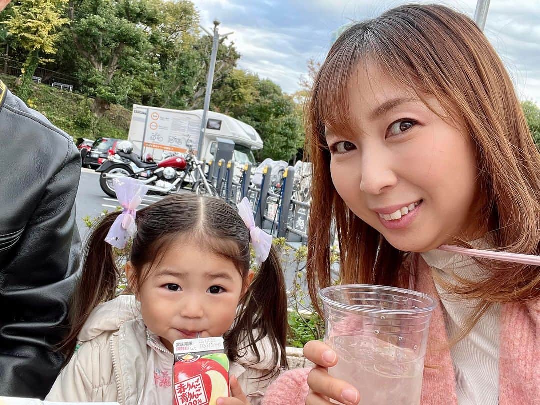 泉水いづみさんのインスタグラム写真 - (泉水いづみInstagram)「仲良しの #あべ由紀子 ちゃんの故郷 #大分県 の #地獄蒸し祭り が行われている #東京タワーへ🗼  あべちゃんは歌のステージとカラオケ大会の司会にと引っ張りだこです🎵  いつも茨城のお祭りばかりなので、他県のお祭りは新鮮で楽しかった❣️ 刺激になりました🥰  カラオケ大会にも飛び入り参加をし、 水ダウのおぼんこぼんの話からの 『けんかをやめて』を歌いました😂 人前で初めて歌ったー（笑）  茨城と大分の地域間交流したい！と声を大にして言ってきましたよ😊  かぼすハイボール美味でした🍻  ねばねば音頭を知る茨城県人にも会えたし、良きご縁が繋がりました🥰  　 さくらちゃん、初めての東京タワー🗼🌸 ガラスの床がお気に召したようで、何度も何度も渡ってました✨ パパは見てるだけー😆 　 　 CLAMP作品の「東京BABYLON」と「 X-エックス-」のスタンプラリーとビジュアルアート展がやってたー😆😆😆 学生時代どハマりしていたので、めちゃ懐かしかったー💕 チラっとしか見れなかったけど、テンション上がりました🥰 分かる方だけで結構です☺️」11月26日 14時32分 - izumidumi