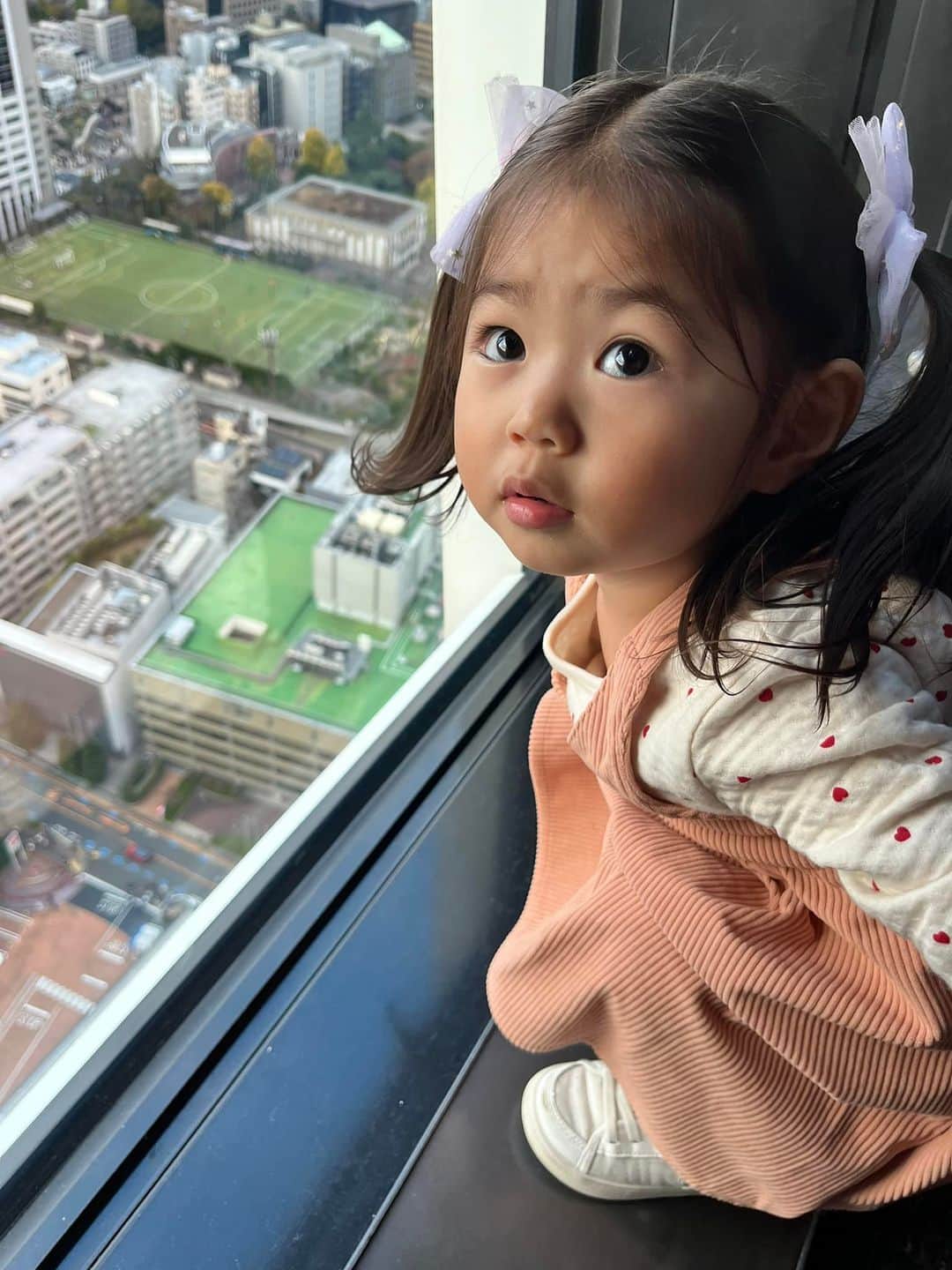 泉水いづみさんのインスタグラム写真 - (泉水いづみInstagram)「仲良しの #あべ由紀子 ちゃんの故郷 #大分県 の #地獄蒸し祭り が行われている #東京タワーへ🗼  あべちゃんは歌のステージとカラオケ大会の司会にと引っ張りだこです🎵  いつも茨城のお祭りばかりなので、他県のお祭りは新鮮で楽しかった❣️ 刺激になりました🥰  カラオケ大会にも飛び入り参加をし、 水ダウのおぼんこぼんの話からの 『けんかをやめて』を歌いました😂 人前で初めて歌ったー（笑）  茨城と大分の地域間交流したい！と声を大にして言ってきましたよ😊  かぼすハイボール美味でした🍻  ねばねば音頭を知る茨城県人にも会えたし、良きご縁が繋がりました🥰  　 さくらちゃん、初めての東京タワー🗼🌸 ガラスの床がお気に召したようで、何度も何度も渡ってました✨ パパは見てるだけー😆 　 　 CLAMP作品の「東京BABYLON」と「 X-エックス-」のスタンプラリーとビジュアルアート展がやってたー😆😆😆 学生時代どハマりしていたので、めちゃ懐かしかったー💕 チラっとしか見れなかったけど、テンション上がりました🥰 分かる方だけで結構です☺️」11月26日 14時32分 - izumidumi