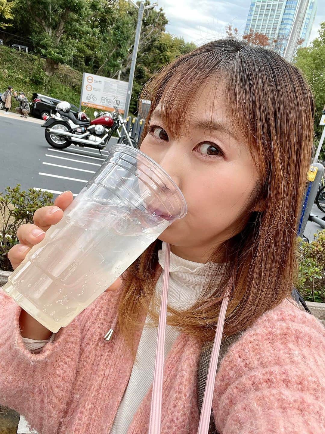 泉水いづみさんのインスタグラム写真 - (泉水いづみInstagram)「仲良しの #あべ由紀子 ちゃんの故郷 #大分県 の #地獄蒸し祭り が行われている #東京タワーへ🗼  あべちゃんは歌のステージとカラオケ大会の司会にと引っ張りだこです🎵  いつも茨城のお祭りばかりなので、他県のお祭りは新鮮で楽しかった❣️ 刺激になりました🥰  カラオケ大会にも飛び入り参加をし、 水ダウのおぼんこぼんの話からの 『けんかをやめて』を歌いました😂 人前で初めて歌ったー（笑）  茨城と大分の地域間交流したい！と声を大にして言ってきましたよ😊  かぼすハイボール美味でした🍻  ねばねば音頭を知る茨城県人にも会えたし、良きご縁が繋がりました🥰  　 さくらちゃん、初めての東京タワー🗼🌸 ガラスの床がお気に召したようで、何度も何度も渡ってました✨ パパは見てるだけー😆 　 　 CLAMP作品の「東京BABYLON」と「 X-エックス-」のスタンプラリーとビジュアルアート展がやってたー😆😆😆 学生時代どハマりしていたので、めちゃ懐かしかったー💕 チラっとしか見れなかったけど、テンション上がりました🥰 分かる方だけで結構です☺️」11月26日 14時32分 - izumidumi