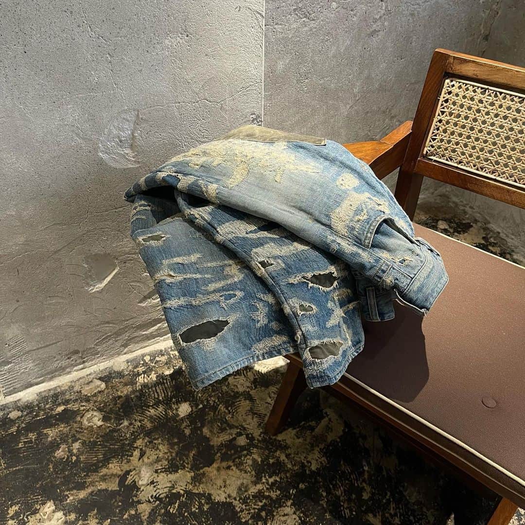 RINKAN渋谷店のインスタグラム：「. 《 GIVENCHY 》  SIZE:31 PRICE:163,020tax in 15%off→¥140,000tax in ⁡ －－－－－－－－－－ー－－－－－－－－－－－－－－  商品の詳細につきましてはDM、又はお電話にてお問い合わせ下さい。 ⁡ DMやお電話からの郵送販売も可能です。 ⁡ ショッピングローンなど各種お支払い方法もご用意しておりますのでご相談下さい。 ⁡ International shipping is available. Please contact us though DM. ⁡ ⁡ 〈RINKAN SHIBUYA〉 TEL：03-5458-3050 LINE ID：@283swjhf」