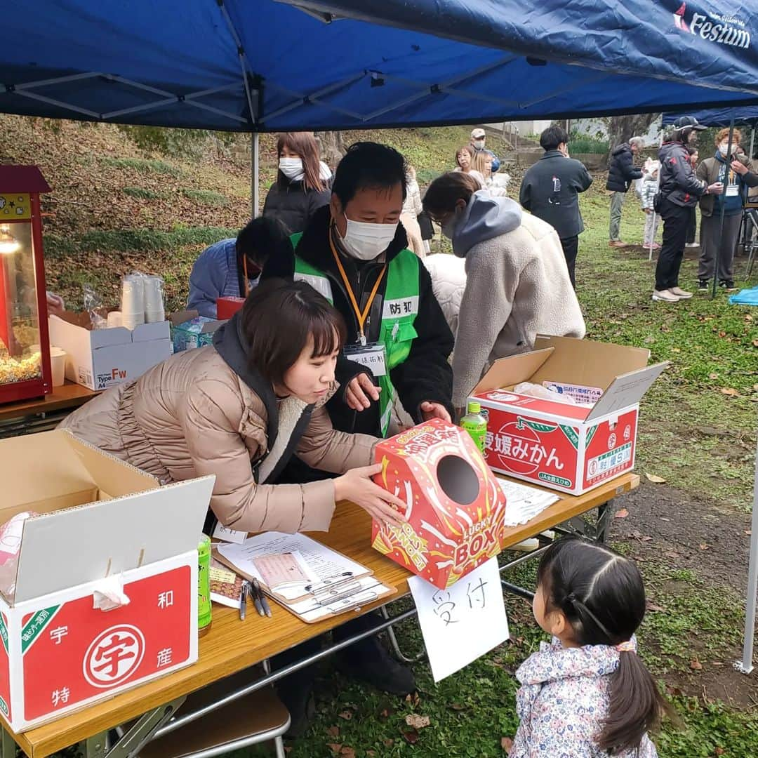 水野友貴のインスタグラム：「地元自治会の【ときわ台町会】のお祭り。 副会長の私は受付担当です。 事前準備に町会一丸となって取り組み、小雨が降っていながらも大変多くの自治会の皆様にお越しいただき、大盛り上がりでした‼️ #ときわ台町会 #我孫子 #水野ゆうき #自治会 #自治会活動」