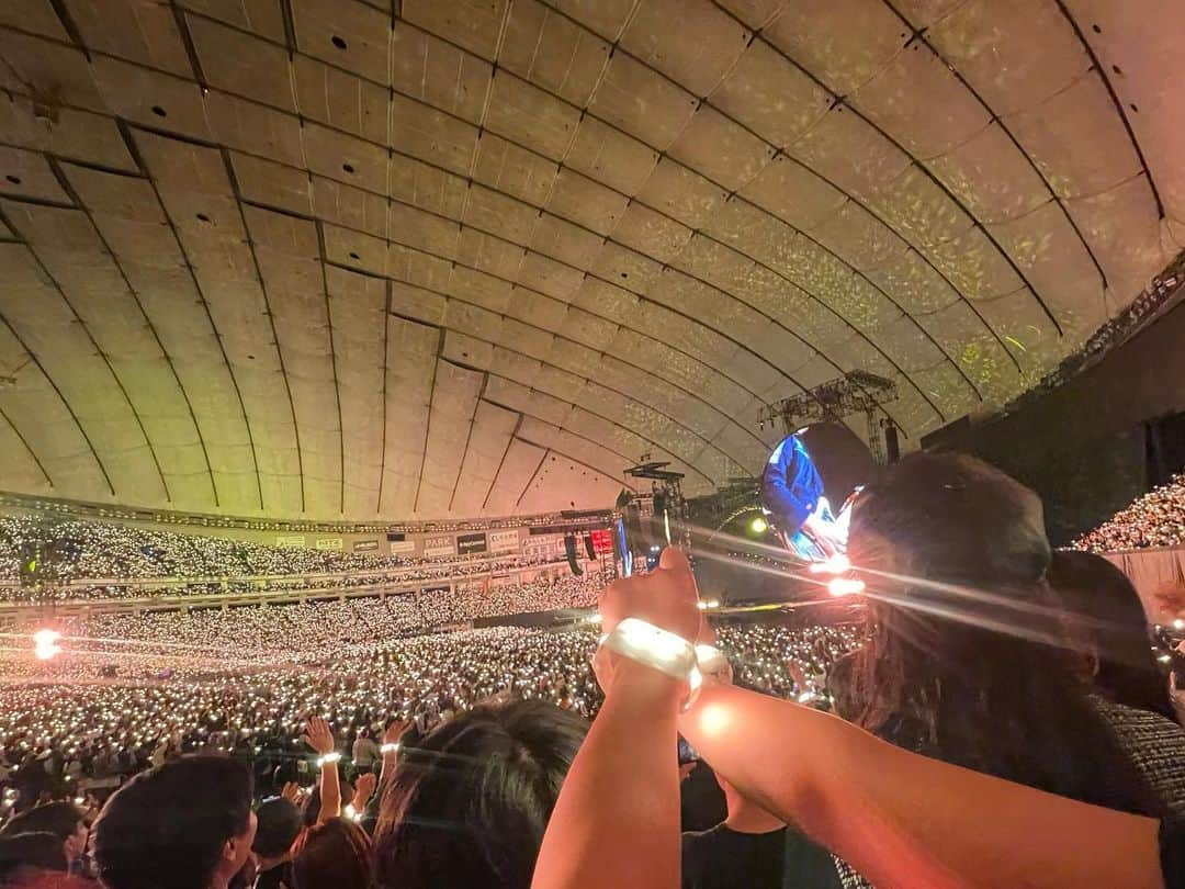 yuco_yoshidaのインスタグラム：「coldplay world tour in tokyo 音楽も演出も最高で彼らの人柄が溢れる温かくて優しい愛に包まれた空間。終始感動で涙が止まらなかった😭😭😭 ・ ・ 会場にソーラーパネルを設置したり観客のジャンプによって発電するシステムで電気を作って公演に必要なバッテリーの充電をしたり 光るリストバンドも再利用で回収♻️日本は回収率97%だったそう！ チケットの売り上げ枚数分植林をする試みや 売り上げの一部が環境保全に充てられていたり 自分が心から楽しんだLIVEでほんの少しでも環境保全の役に立てたことも嬉しかった🥰 ・ ・ どの曲もほんとに良すぎたけど、BTSのLAコンでサプライズで聴けたぶりのmy universeとjinくんとのコラボ曲the astronaut(セトリに本当は入ってないのに歌ってくれてた😭クリス、、、😭😭😭) そしてyellowは会場全体が黄色のライト演出。まぁ泣いた。泣きすぎて最後は2人ともからっからのぼっさぼさのぐっちゃぐちゃ😂 ・ ・ スタンドのめちゃくちゃ前方の神席を取ってくれたしずかありがとう！一緒に見れて本当に幸せでした♡ ・ ・ #コールドプレイ #coldplayconcert  #coldplayworldtour  #musicthespheres」