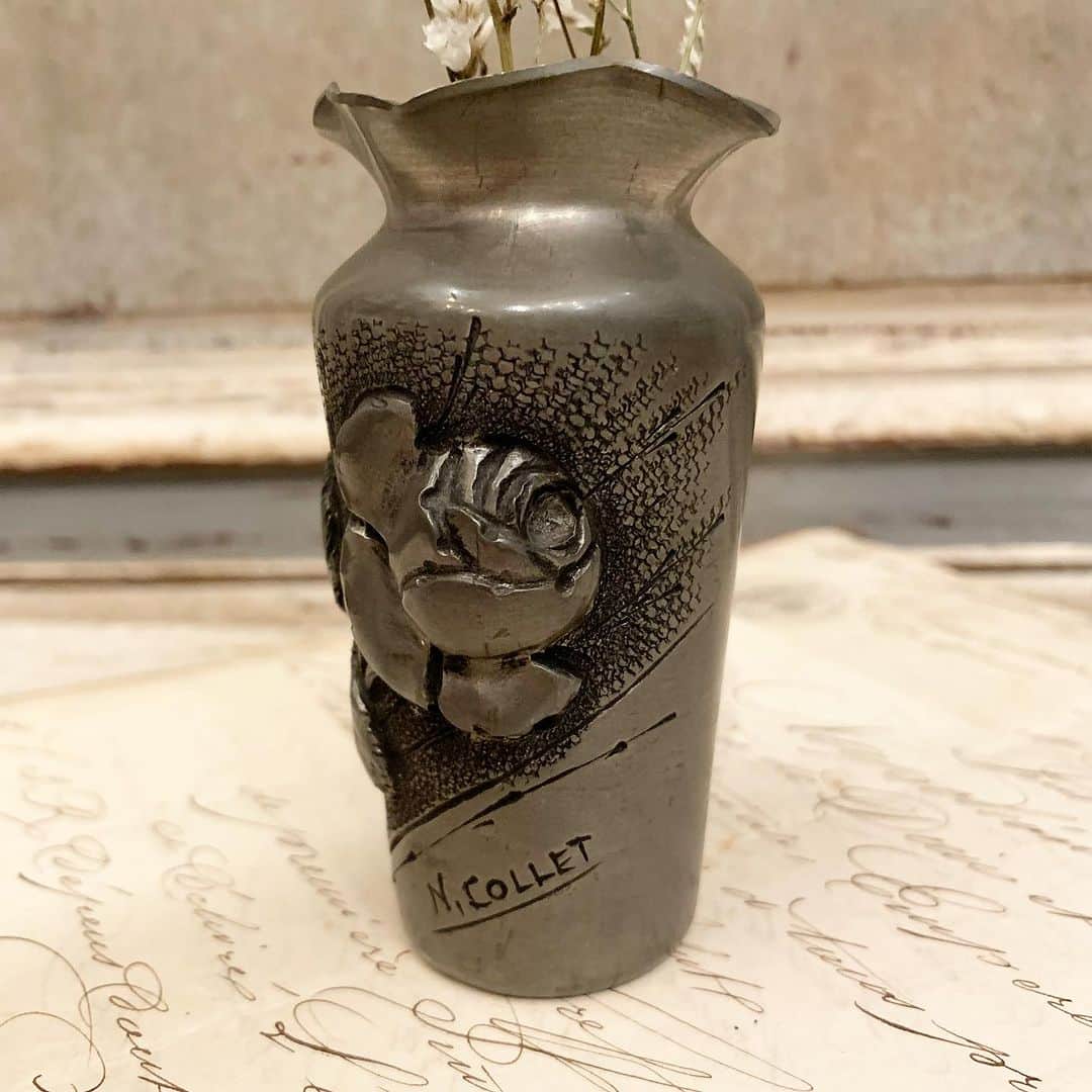 稚野鳥子さんのインスタグラム写真 - (稚野鳥子Instagram)「N. Colletのサイン入りエタンの小ぶりな花瓶。 手のひらにすっぽり収まる小ささです。  #エタン#ピューター #フラワーベース #花瓶 #フランスアンティーク #フランスブロカント #渋系雑貨 #渋系アンティーク #恵比寿アンティークショップ」11月26日 14時36分 - toricolore_shop