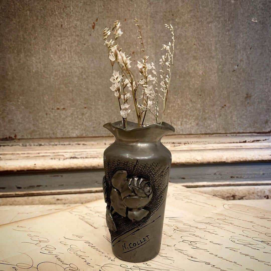 稚野鳥子のインスタグラム：「N. Colletのサイン入りエタンの小ぶりな花瓶。 手のひらにすっぽり収まる小ささです。  #エタン#ピューター #フラワーベース #花瓶 #フランスアンティーク #フランスブロカント #渋系雑貨 #渋系アンティーク #恵比寿アンティークショップ」