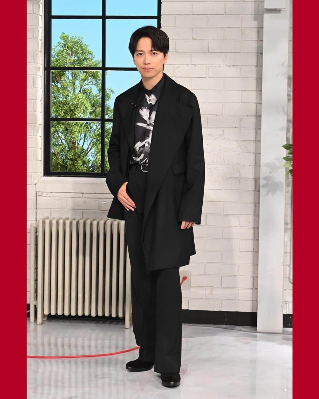 日本テレビ「おしゃれイズム」さんのインスタグラム写真 - (日本テレビ「おしゃれイズム」Instagram)「山崎育三郎のおしゃれチェック😍 2023年11月19日放送分  #JUJU さんをお迎えしての #おしゃれクリップ いかがでしたか？  今回は黒から赤へ、JUJUさんとのスペシャルなコラボに合わせてツーポーズ☺️トーク時の衣装だけですがご紹介します🙋‍♀️ シックな黒コーデでスラリと決まってます。…って育さんちょっと痩せましたかね？細さが際立つスタイリングな気がします🏙️ すらっとした雰囲気全開なのもまた良いですよね✨  MCの2人のおしゃれにも今後ぜひ注目してみてくださいね💁‍♀️  #おしゃれクリップ #山崎育三郎 #ファッション #ファッションコーデ #ootd #fashion」11月26日 14時40分 - oshare_clip_ntv