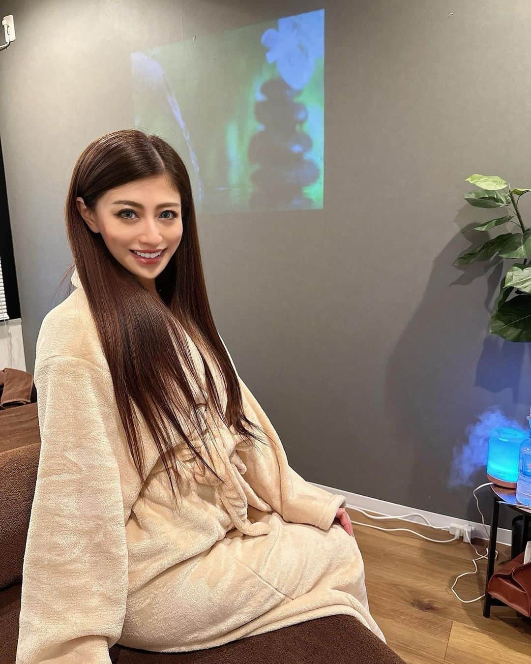 YURIKAさんのインスタグラム写真 - (YURIKAInstagram)「🪷  恵比寿にできた『きわみ癒』で 【極】脱コリ！”きわみ癒”コース（オイルorドライ）120分 のアロママッサージを受けてきたよ✨ @kiwamiyu_   120分間足湯ほぐしとオイルマッサージを みっちりやっていただいて ガチガチだった背中と肩をほぐして 腸マッサージもやってもらいました💓  気持ちよくて途中から爆睡してしまった🥹💤  施術後身体がスッキリして 凝りからくる重たーい感じもなくなく軽くなったの！ ガチガチすぎて揉み返しきやすいんだけど 揉み返しがないよう程よい力加減で施術して頂きました☺️  自分では気付かなかった うっ血してる場所や凝りやすい場所を教えてくれて マッサージや日常生活でできるケアも 教えてもらったので 今日から実践してみようと思います٩(ˊᗜˋ*)و✨  女性の身体の悩みに答えて よもぎ蒸しや、マッサージ、ストレッチなど その人に合わせてオーダーメイドで施術してくれる 素敵なサロンさんです💓  そして、オーナーの癒田さんが 優しくて可愛くて癒されまくりました🥰 同じ九州出身で勝手に親近感ᕱ⑅ᕱ”  今度よもぎ蒸しも受けてみたい🌿✨  そして私のインスタを見たと伝えてくださったら 2000円のドライヘッドマッサージを 無料でつけてくれるそうなので 気になる方は是非🥰💞  #よもぎ蒸し #恵比寿マッサージ #アロママッサージ #きわみ癒 #恵比寿 #温活 #妊活」11月26日 14時44分 - yurika__baby