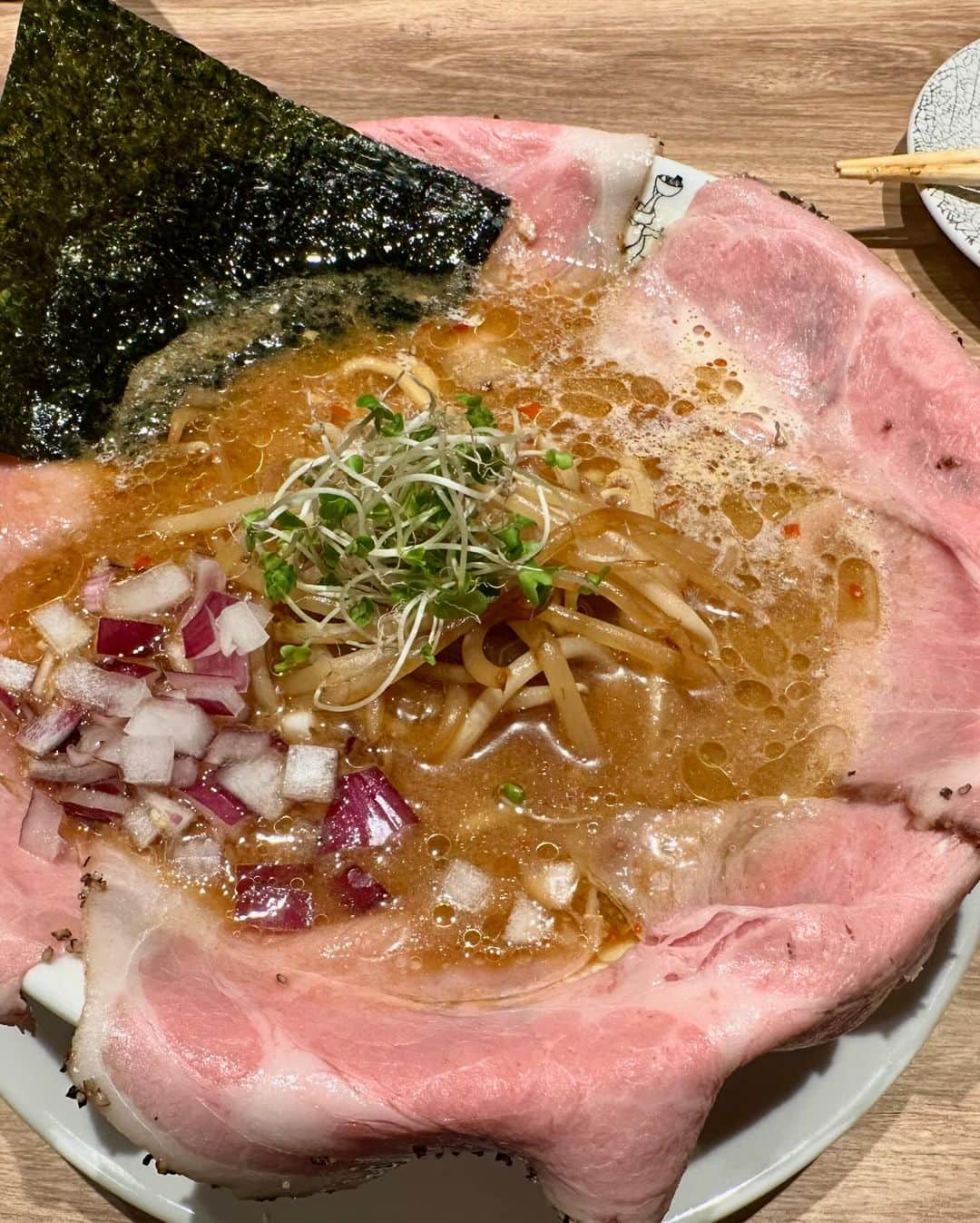 中野猛さんのインスタグラム写真 - (中野猛Instagram)「misono project「ウチのシリーズ」 OPEN レセプションでした🍜 「ラーメン」も「ヤキトリ」も完璧に味に満足。 特に味噌ラーメンは、あの「のだ麺」さんが関わっただけに最高の味です。 早く醤油テイストも食べてみたい。  てなわけで無事にここまで辿りついたので..。 妹分のmisonoと共にこれから頑張る仲間と記念撮影！パシャ😊  #人類みなうちのラーメン　#ウチのヤキトリ　#misono #とりだん　#ジェムケリー」11月26日 14時44分 - takeshi__nakano