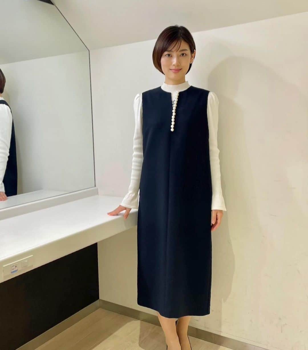 中西悠理のインスタグラム：「#衣装 #サンデーモーニング  胸元のパールのようなアクセントが 可愛いお衣装でした。  来週の放送はいよいよ12月⛄️ ぜひ観てください！  11/26 ニット＆ワンピース  11/19 トップス＆スカート … 全て @la_boutique_bonbon_official」