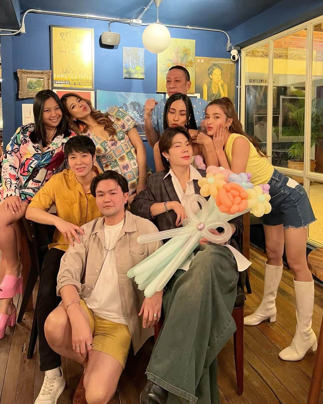 ウィウ＝ワンナロット・ソンティチャイさんのインスタグラム写真 - (ウィウ＝ワンナロット・ソンティチャイInstagram)「🎂ℍ𝔹𝔻 @dewva เซอร์ไพรส์ที่ไม่เซอร์ไพรส์😂 love you all💘💘💘 (แค่แท็กชื่อทุกคนในรูปก็เหนื่อยแล้วจ่ะ ช่วยด้วย)」11月26日 14時53分 - villwannarot