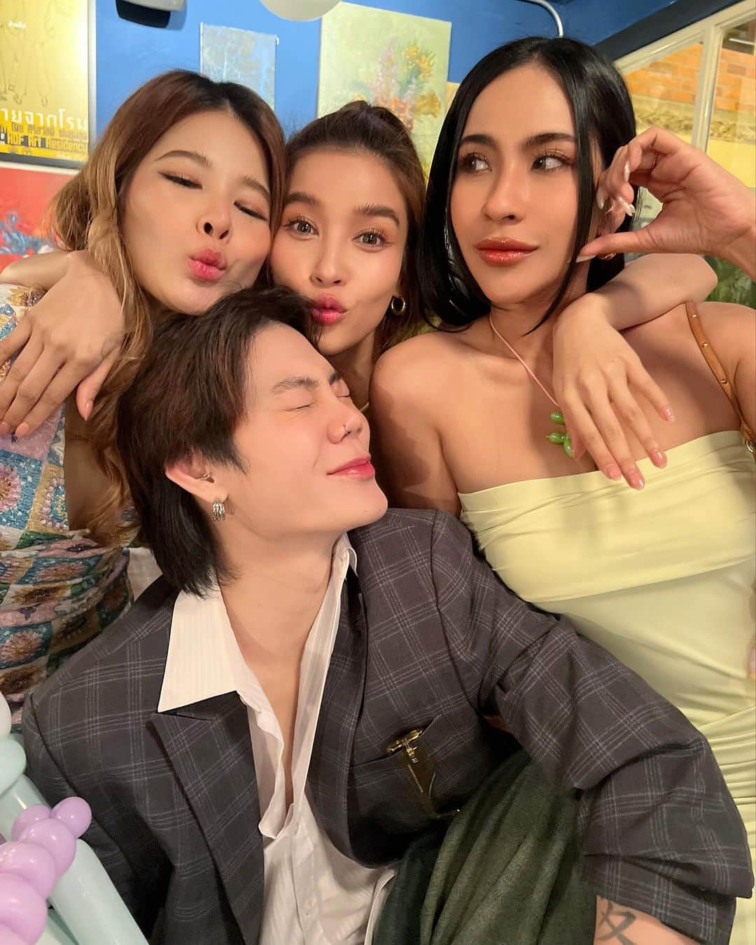 ウィウ＝ワンナロット・ソンティチャイさんのインスタグラム写真 - (ウィウ＝ワンナロット・ソンティチャイInstagram)「🎂ℍ𝔹𝔻 @dewva เซอร์ไพรส์ที่ไม่เซอร์ไพรส์😂 love you all💘💘💘 (แค่แท็กชื่อทุกคนในรูปก็เหนื่อยแล้วจ่ะ ช่วยด้วย)」11月26日 14時53分 - villwannarot