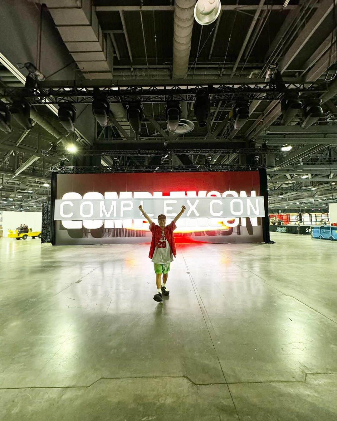 清水わかこさんのインスタグラム写真 - (清水わかこInstagram)「THANK YOU @complexcon 2023🇺🇸🙏  世界最大規模のストーリートファッションイベント @complexcon  立ち上げてまもないブランドの出店は少ないながらも、夢や希望を持って挑戦しているブランドを快く受け入れて応援してくれる周りの出展者の方の愛や仲間意識がとても心地よく。 今年も親交を深めることができた時間でした。  知らないブランドに対して 誰が着ているとか、フォロワー数、どこの国のブランドとかも関係なく。自分のジャッジで私たちのブランドを手に取り購入してくれた沢山のお客様にも感謝です。  挑戦できる環境に感謝して頑張り続けないと！ と沢山背中を押してもらったLA滞在でした。 出会った皆様にポジティブな気持ちも沢山分けていただいたので、これからも走り続けたいと思います。  #complexcon2023 #complexcon #teruya旅 #ロサンゼルス　#losangels #longbeach」11月26日 15時08分 - wakacham_