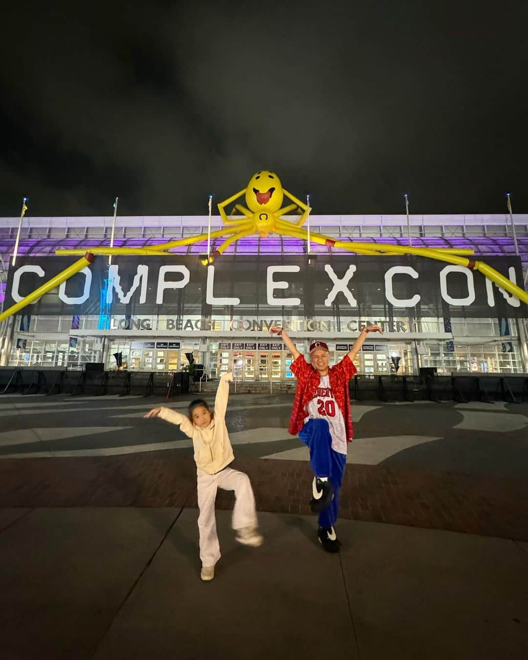 清水わかこさんのインスタグラム写真 - (清水わかこInstagram)「THANK YOU @complexcon 2023🇺🇸🙏  世界最大規模のストーリートファッションイベント @complexcon  立ち上げてまもないブランドの出店は少ないながらも、夢や希望を持って挑戦しているブランドを快く受け入れて応援してくれる周りの出展者の方の愛や仲間意識がとても心地よく。 今年も親交を深めることができた時間でした。  知らないブランドに対して 誰が着ているとか、フォロワー数、どこの国のブランドとかも関係なく。自分のジャッジで私たちのブランドを手に取り購入してくれた沢山のお客様にも感謝です。  挑戦できる環境に感謝して頑張り続けないと！ と沢山背中を押してもらったLA滞在でした。 出会った皆様にポジティブな気持ちも沢山分けていただいたので、これからも走り続けたいと思います。  #complexcon2023 #complexcon #teruya旅 #ロサンゼルス　#losangels #longbeach」11月26日 15時08分 - wakacham_