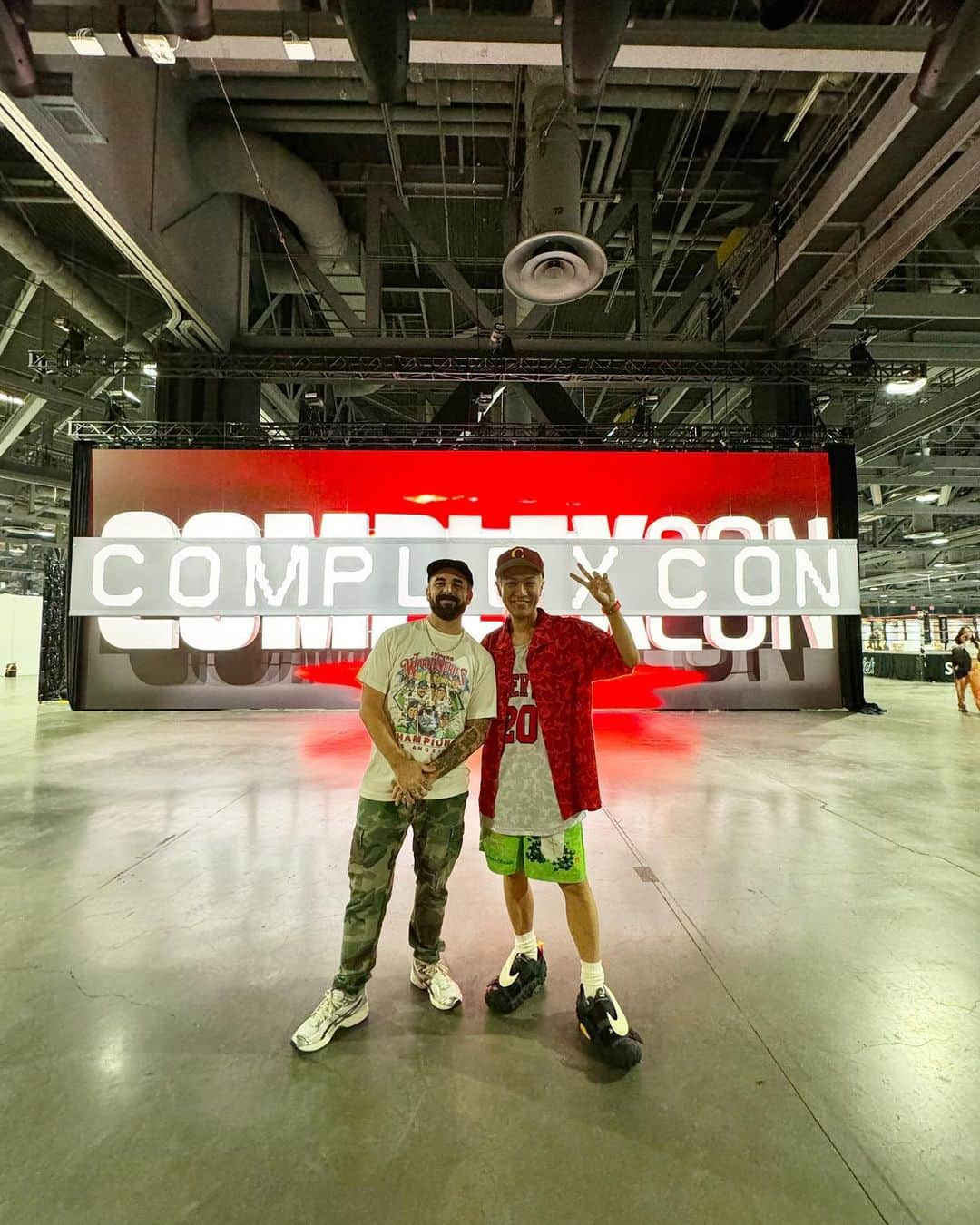 清水わかこさんのインスタグラム写真 - (清水わかこInstagram)「THANK YOU @complexcon 2023🇺🇸🙏  世界最大規模のストーリートファッションイベント @complexcon  立ち上げてまもないブランドの出店は少ないながらも、夢や希望を持って挑戦しているブランドを快く受け入れて応援してくれる周りの出展者の方の愛や仲間意識がとても心地よく。 今年も親交を深めることができた時間でした。  知らないブランドに対して 誰が着ているとか、フォロワー数、どこの国のブランドとかも関係なく。自分のジャッジで私たちのブランドを手に取り購入してくれた沢山のお客様にも感謝です。  挑戦できる環境に感謝して頑張り続けないと！ と沢山背中を押してもらったLA滞在でした。 出会った皆様にポジティブな気持ちも沢山分けていただいたので、これからも走り続けたいと思います。  #complexcon2023 #complexcon #teruya旅 #ロサンゼルス　#losangels #longbeach」11月26日 15時08分 - wakacham_