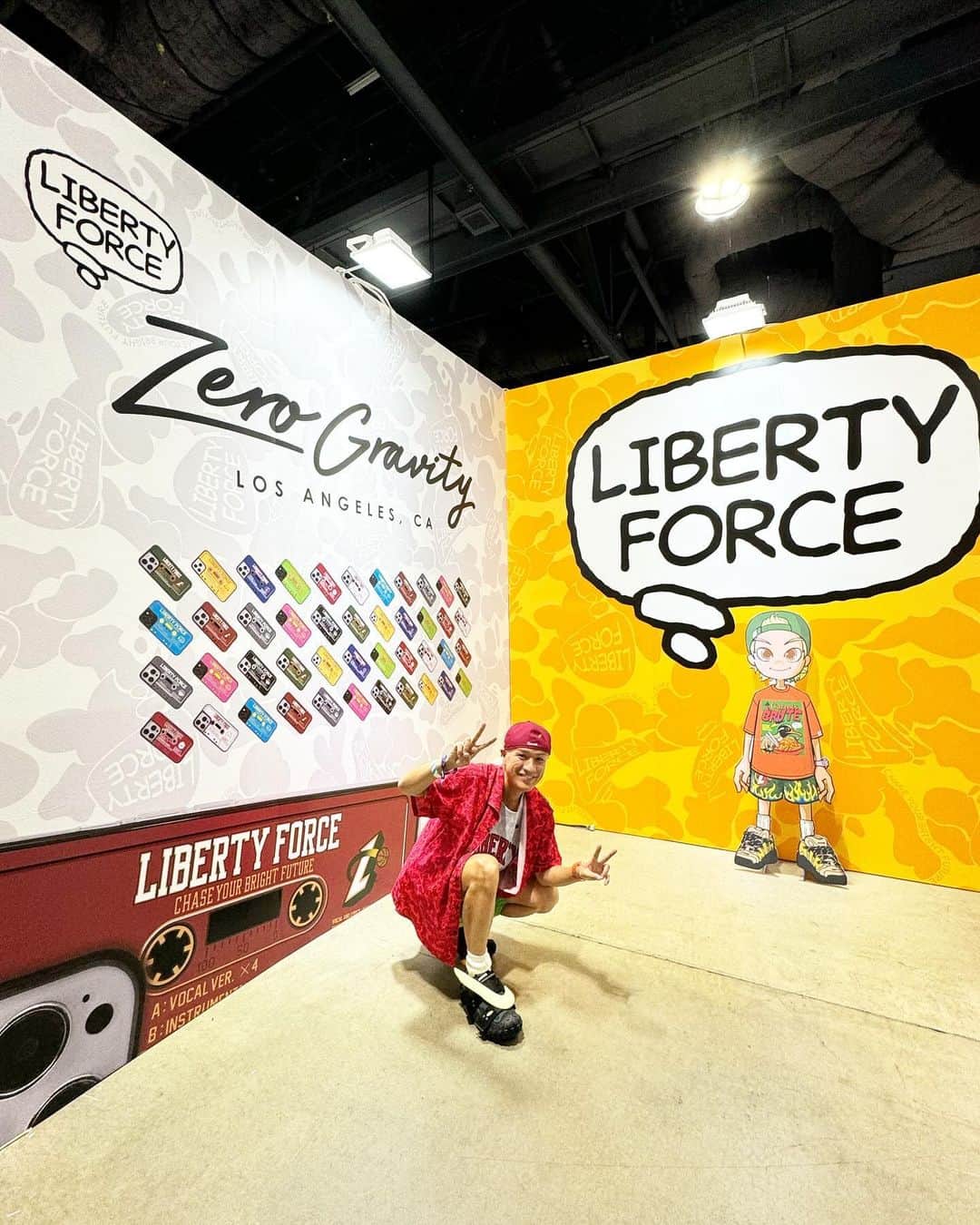 清水わかこさんのインスタグラム写真 - (清水わかこInstagram)「THANK YOU @complexcon 2023🇺🇸🙏  世界最大規模のストーリートファッションイベント @complexcon  立ち上げてまもないブランドの出店は少ないながらも、夢や希望を持って挑戦しているブランドを快く受け入れて応援してくれる周りの出展者の方の愛や仲間意識がとても心地よく。 今年も親交を深めることができた時間でした。  知らないブランドに対して 誰が着ているとか、フォロワー数、どこの国のブランドとかも関係なく。自分のジャッジで私たちのブランドを手に取り購入してくれた沢山のお客様にも感謝です。  挑戦できる環境に感謝して頑張り続けないと！ と沢山背中を押してもらったLA滞在でした。 出会った皆様にポジティブな気持ちも沢山分けていただいたので、これからも走り続けたいと思います。  #complexcon2023 #complexcon #teruya旅 #ロサンゼルス　#losangels #longbeach」11月26日 15時08分 - wakacham_