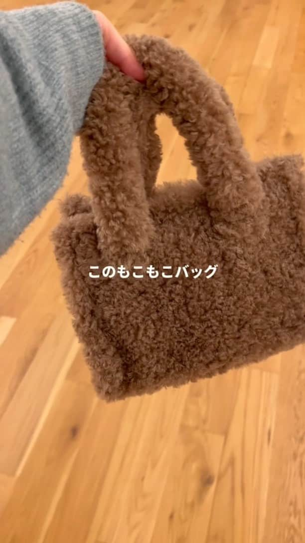 GU(ジーユー) のインスタグラム：「再販でどの色が気になるかコメント欄で教えてね💕 BROWN：🤎 BLACK：🖤 NATURAL：🤍  人気のボアバッグが再販するので 是非チェックしてね😊  ------------------------- 商品名：ﾎﾞｱﾐﾆｼｮﾙﾀﾞｰﾊﾞｯｸﾞ 価格：¥1,990 カラー：BROWN,NATURAL,BLACK 取扱店舗：全店舗 再販日：11/27(月)予定 � ※一部店舗では今週末から売ってるかも？ ※小さいサイズのみの再販だよ -------------------------  #GU #ジーユー #GUコーデ #gu_for_all #ジーユー購入品 #ジーユーコーデ #大人可愛い #大人コーデ #きれいめカジュアル #きれいめコーデ #今日のコーデ #今日の服 #今日のファッション #着回しコーデ #コーディネート #大人かわいい #大人きれい #秋ファッション #秋コーデ #秋コーディネート #秋服コーデ  #カジュアルコーデ #カジュアルファッション #冬服 #冬コーデ  #ボア #ショルダーバッグ」