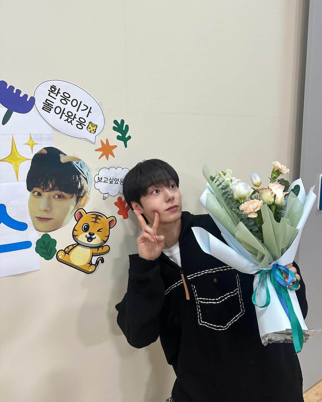 ONEUSのインスタグラム：「. [#환웅] 오늘은 경청하는 날🐯」