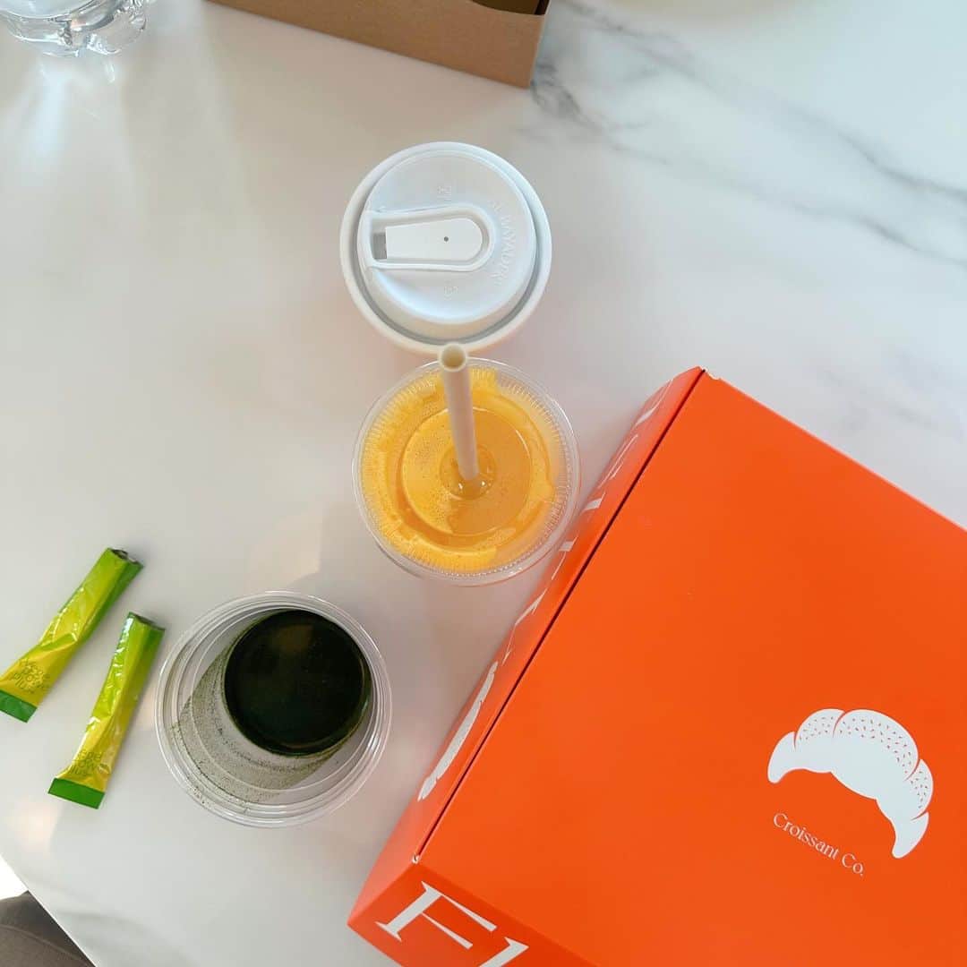 のインスタグラム：「朝ごはんの前に必ず青汁を飲むようにしてるよ〜 濃い緑のお野菜を摂取したいけど、 海外だと特に難しいからね！ @abios_purenatural   PRじゃなくて自分の好きなもの紹介❤️‍🩹」