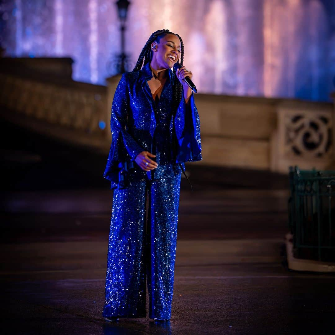 アメリカン・ブロードキャスティング・カンパニーのインスタグラム：「Our wishes came true with this @DisneylandParis performance from @ArianaDebose 💫☄️ #DisneyHolidayCelebration」