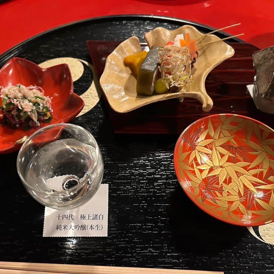 モモコさんのインスタグラム写真 - (モモコInstagram)「十四代の日本酒のイベントが一力さんで、ありました❗️コロナ禍になかったので、久々で美味しかったぁ🩷 うちのテーブルが1番飲み干してた❗️笑　  今日配信のYouTube『モモコ新聞』は、人気のご飯を食べながらの家族トークです😊 娘が作ったクッキーにまさかの反応？笑 美味しい麺も紹介してます❗️ 配信は19時からです！  #ハイヒールモモコ #👠 #👠🍑 #CHANEL #シャネラー #グルメ #アメブロ  #YouTube #モモコ新聞 #家族トーク  #京都 #一力 #十四代 #日本酒 #イベント」11月26日 15時11分 - highheel_momoko