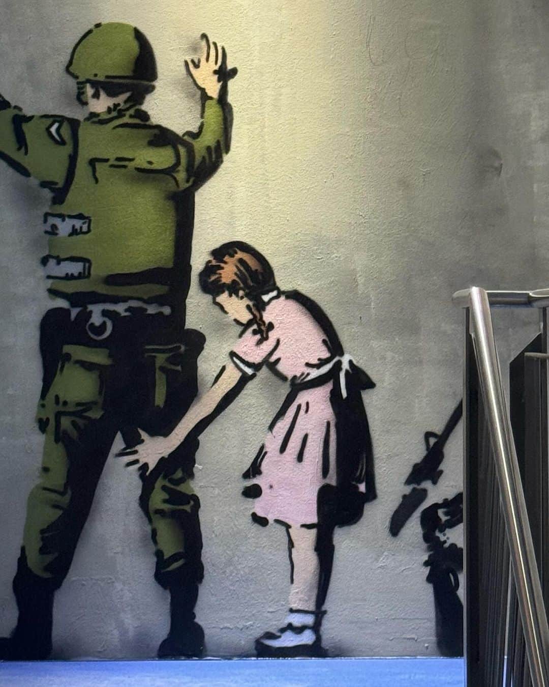 Noel LHYさんのインスタグラム写真 - (Noel LHYInstagram)「| 𝐁𝐀𝐍𝐊𝐒𝐘   I was lucky enough in stumbling upon the exhibition of this brilliant artist by chance in Frankfurt .  Banksy is a pseudonymous England-based street artist, political activist and film director whose real name and identity remain unconfirmed and the subject of speculation - from Wikipedia」11月26日 15時11分 - no3l