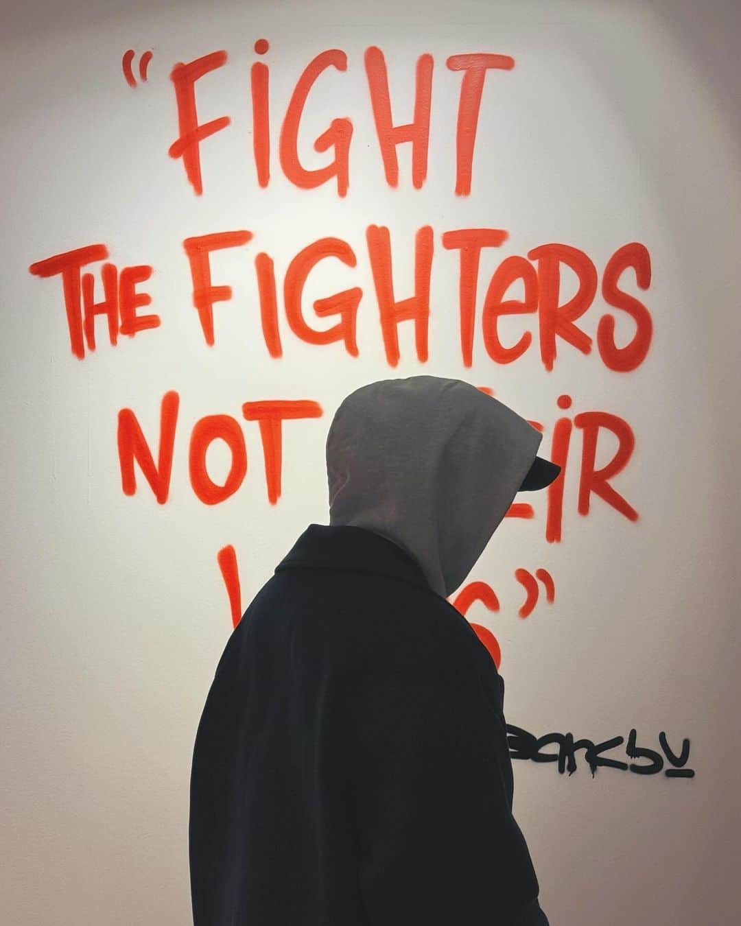 Noel LHYさんのインスタグラム写真 - (Noel LHYInstagram)「| 𝐁𝐀𝐍𝐊𝐒𝐘   I was lucky enough in stumbling upon the exhibition of this brilliant artist by chance in Frankfurt .  Banksy is a pseudonymous England-based street artist, political activist and film director whose real name and identity remain unconfirmed and the subject of speculation - from Wikipedia」11月26日 15時11分 - no3l