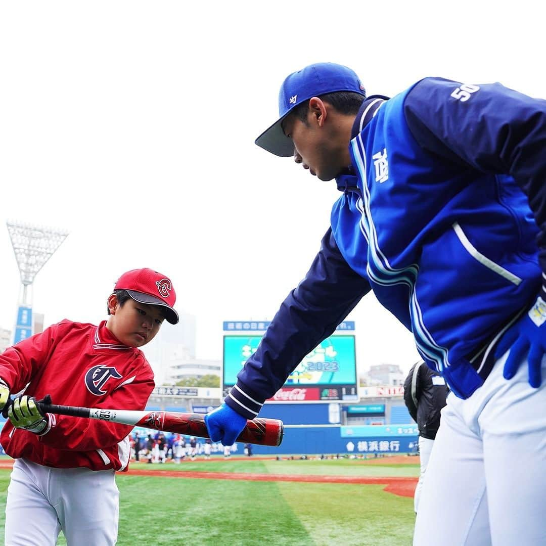 横浜DeNAベイスターズさんのインスタグラム写真 - (横浜DeNAベイスターズInstagram)「. 11/26(日)に球界最大規模の野球教室『キッズベースボールフェスティバル2023』を開催しました！  横浜スタジアム・横須賀スタジアムあわせて約2,500名の子どもたちが参加し、現役選手たちとのふれあいを楽しんでいました。  特に選手によるトスバッティングの実演は大盛り上がり！ 1球1球に歓声が沸いていました！  #横浜スタジアム  #横須賀スタジアム  #baystars」11月26日 15時14分 - baystars_official