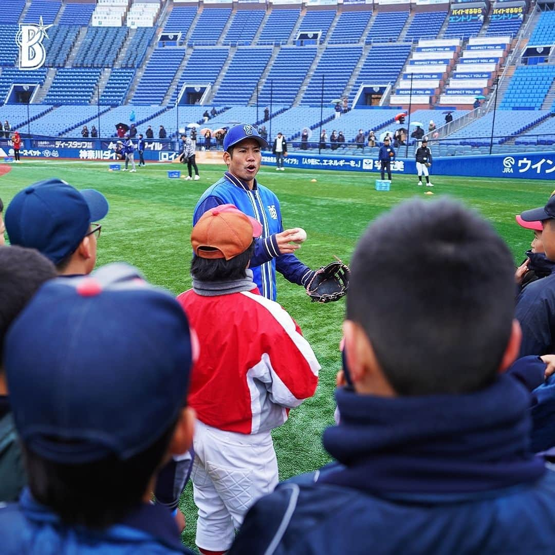 横浜DeNAベイスターズさんのインスタグラム写真 - (横浜DeNAベイスターズInstagram)「. 11/26(日)に球界最大規模の野球教室『キッズベースボールフェスティバル2023』を開催しました！  横浜スタジアム・横須賀スタジアムあわせて約2,500名の子どもたちが参加し、現役選手たちとのふれあいを楽しんでいました。  特に選手によるトスバッティングの実演は大盛り上がり！ 1球1球に歓声が沸いていました！  #横浜スタジアム  #横須賀スタジアム  #baystars」11月26日 15時14分 - baystars_official